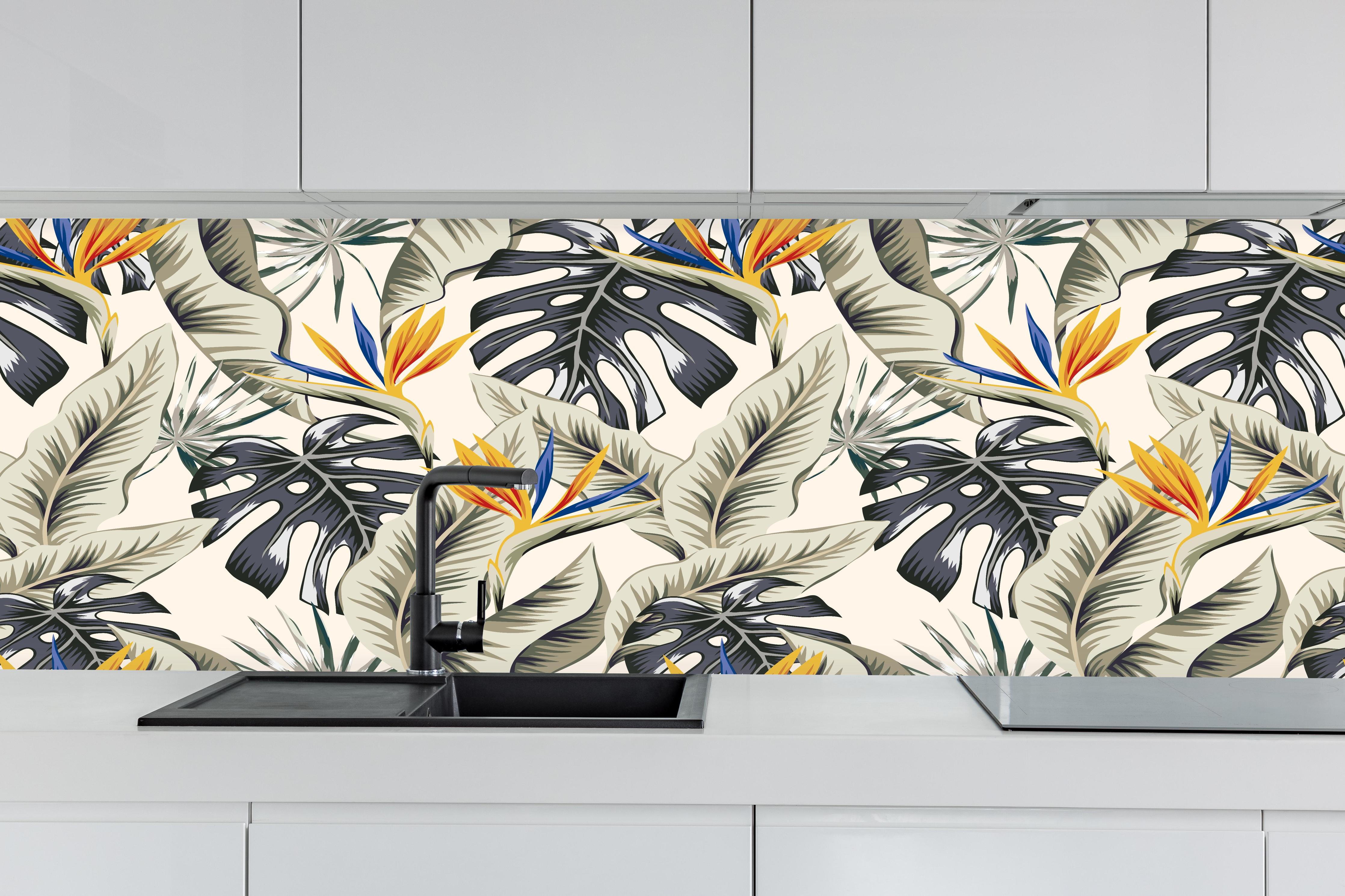 Küche - Strelitzia Tropenblätter Beige-Orange hinter weißen Hochglanz-Küchenregalen und schwarzem Wasserhahn