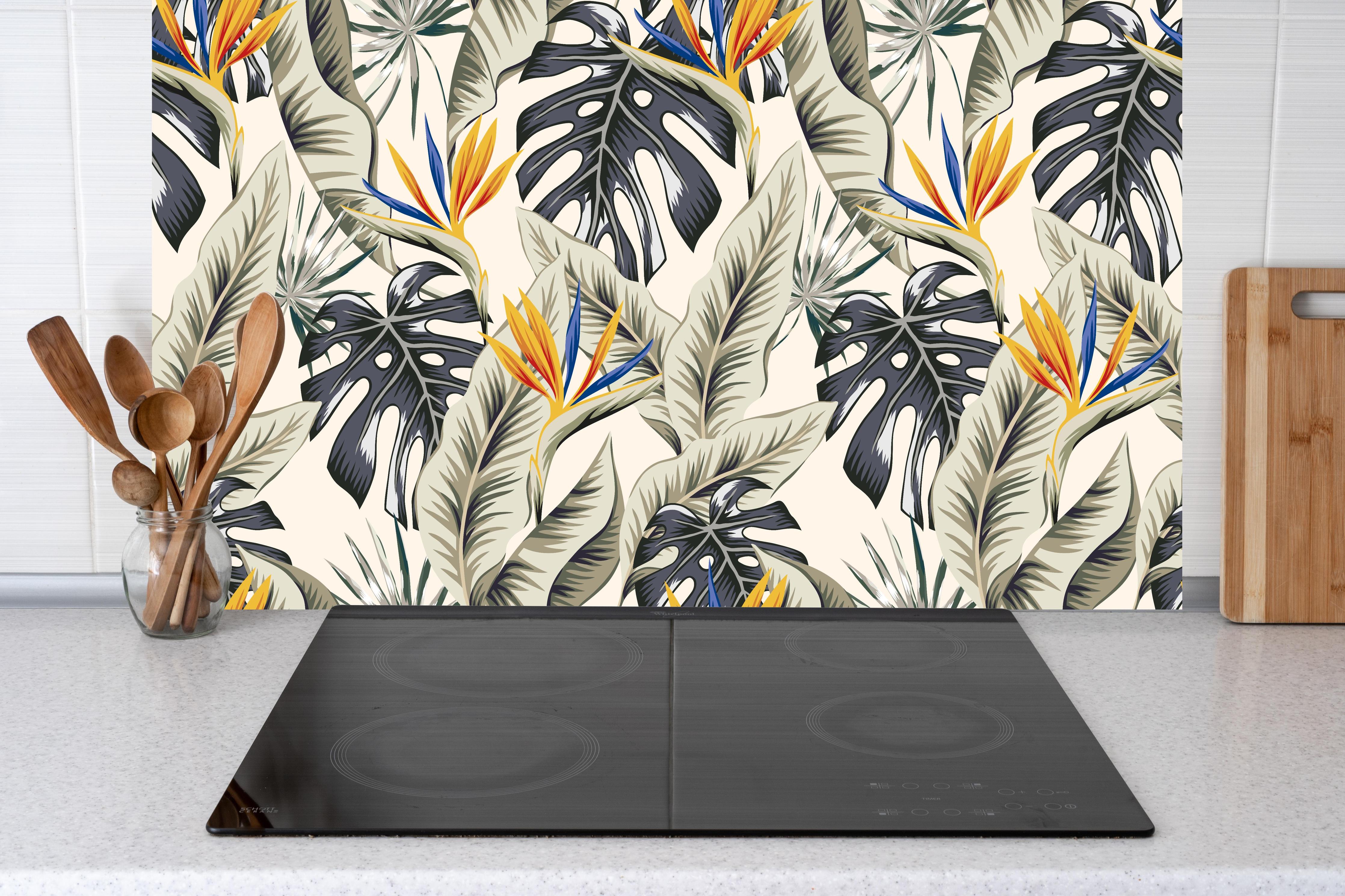 Küche - Strelitzia Tropenblätter Beige-Orange hinter Cerankochfeld und Holz-Kochutensilien