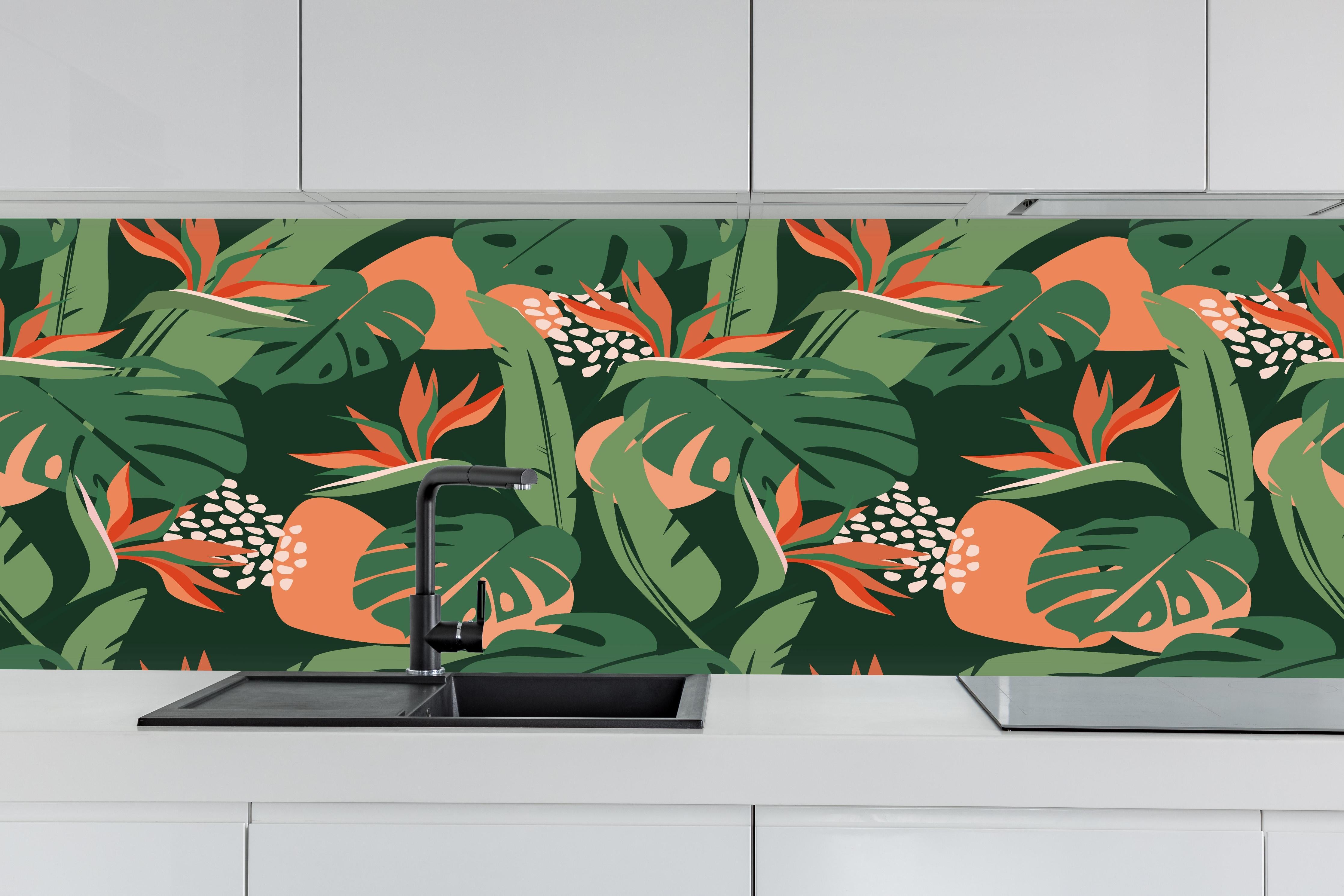 Küche - Strelitzia Tropenblatt Grün-Orange hinter weißen Hochglanz-Küchenregalen und schwarzem Wasserhahn