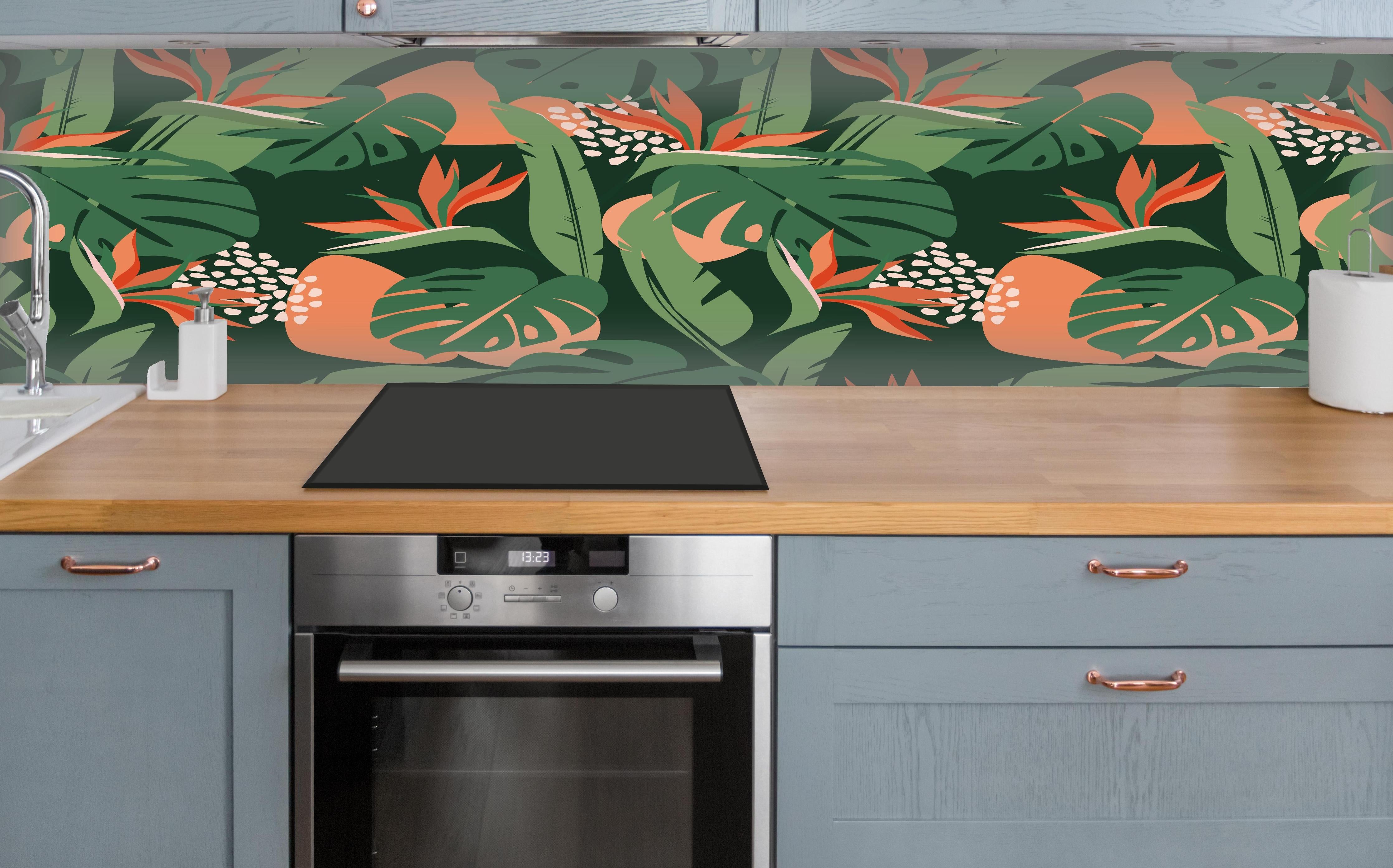 Küche - Strelitzia Tropenblatt Grün-Orange über polierter Holzarbeitsplatte mit Cerankochfeld