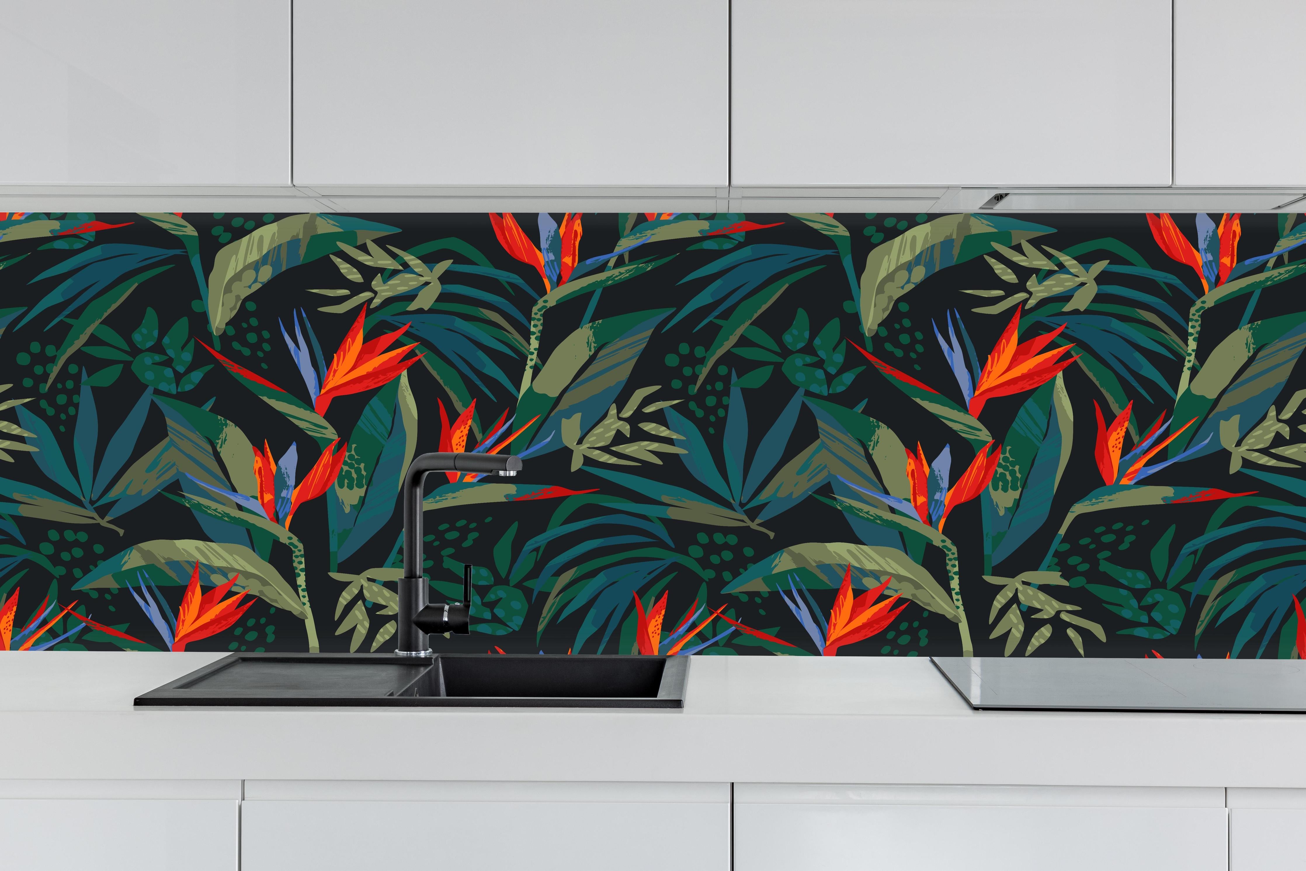 Küche - Strelitzia Tropenwald-Motiv hinter weißen Hochglanz-Küchenregalen und schwarzem Wasserhahn