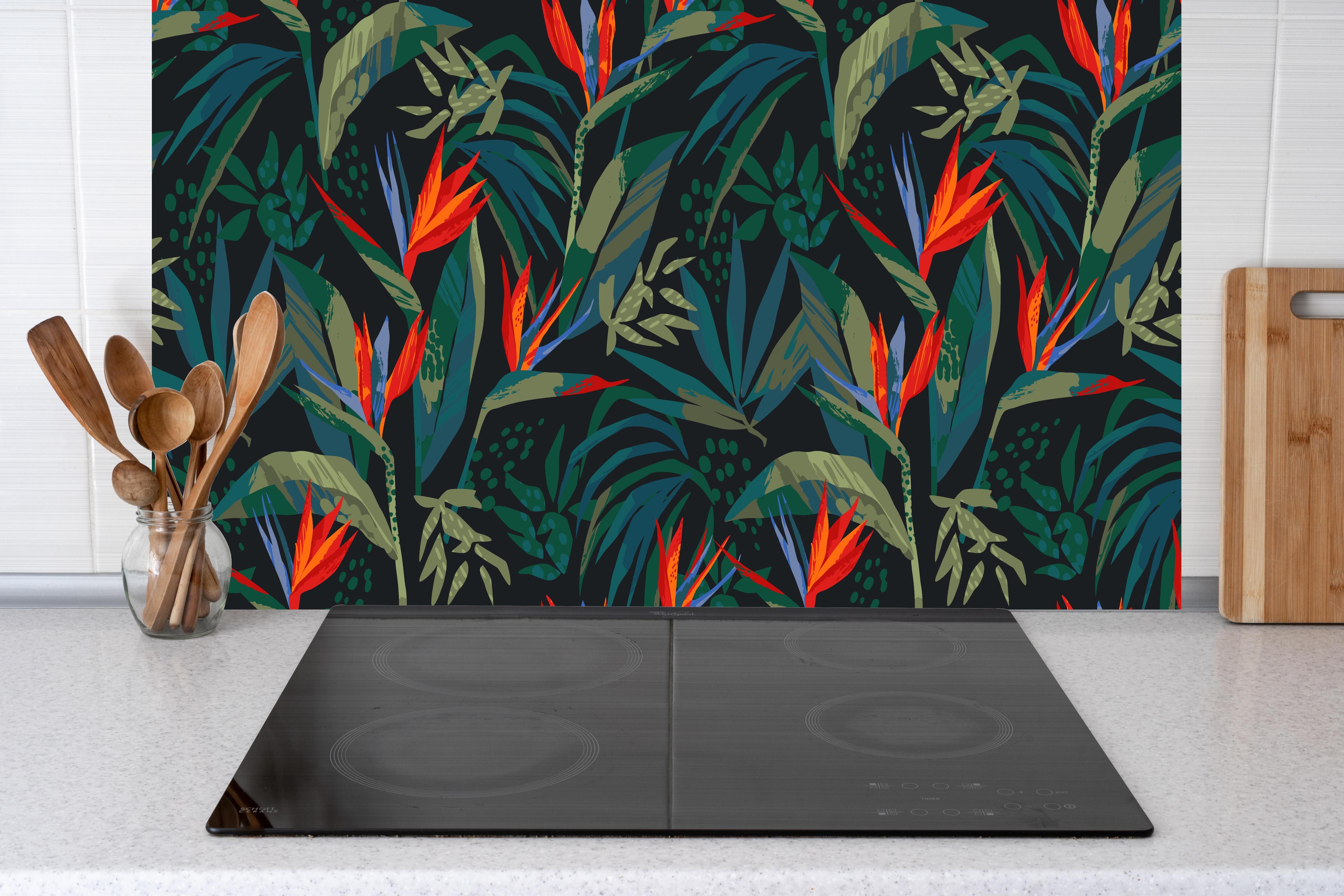 Küche - Strelitzia Tropenwald-Motiv hinter Cerankochfeld und Holz-Kochutensilien