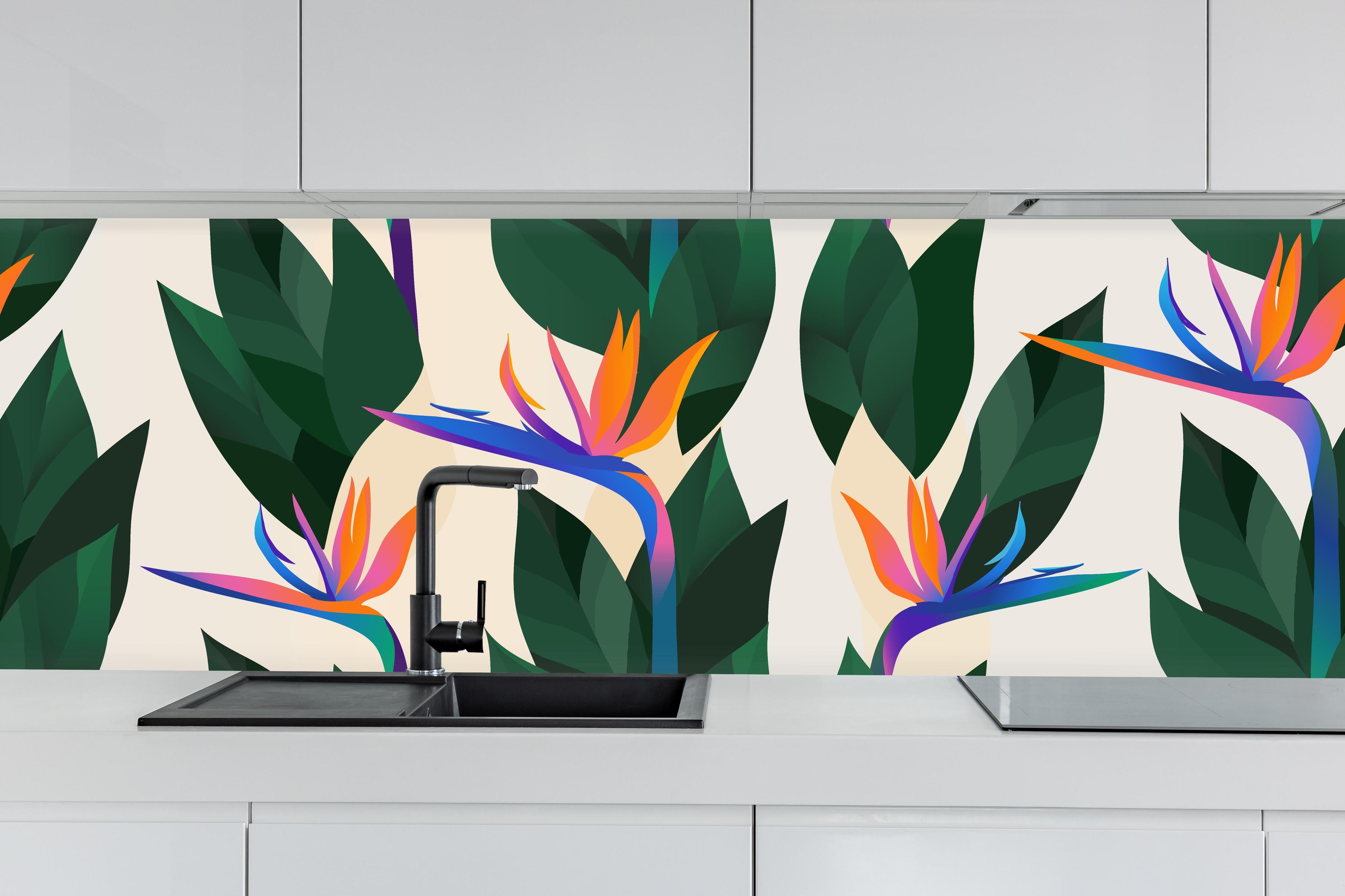 Küche - Strelitzia Tropic Blumenmuster hinter weißen Hochglanz-Küchenregalen und schwarzem Wasserhahn