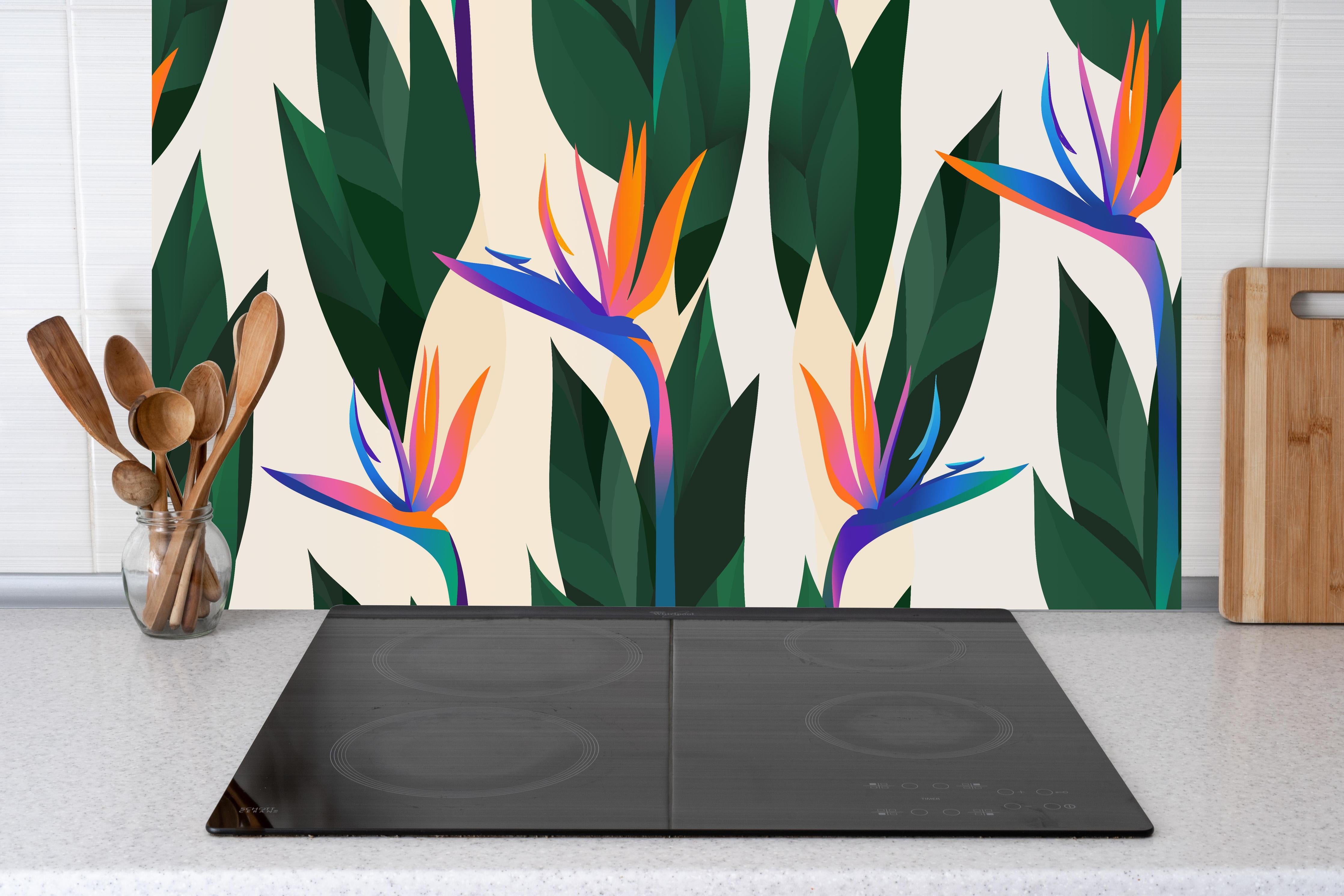 Küche - Strelitzia Tropic Blumenmuster hinter Cerankochfeld und Holz-Kochutensilien