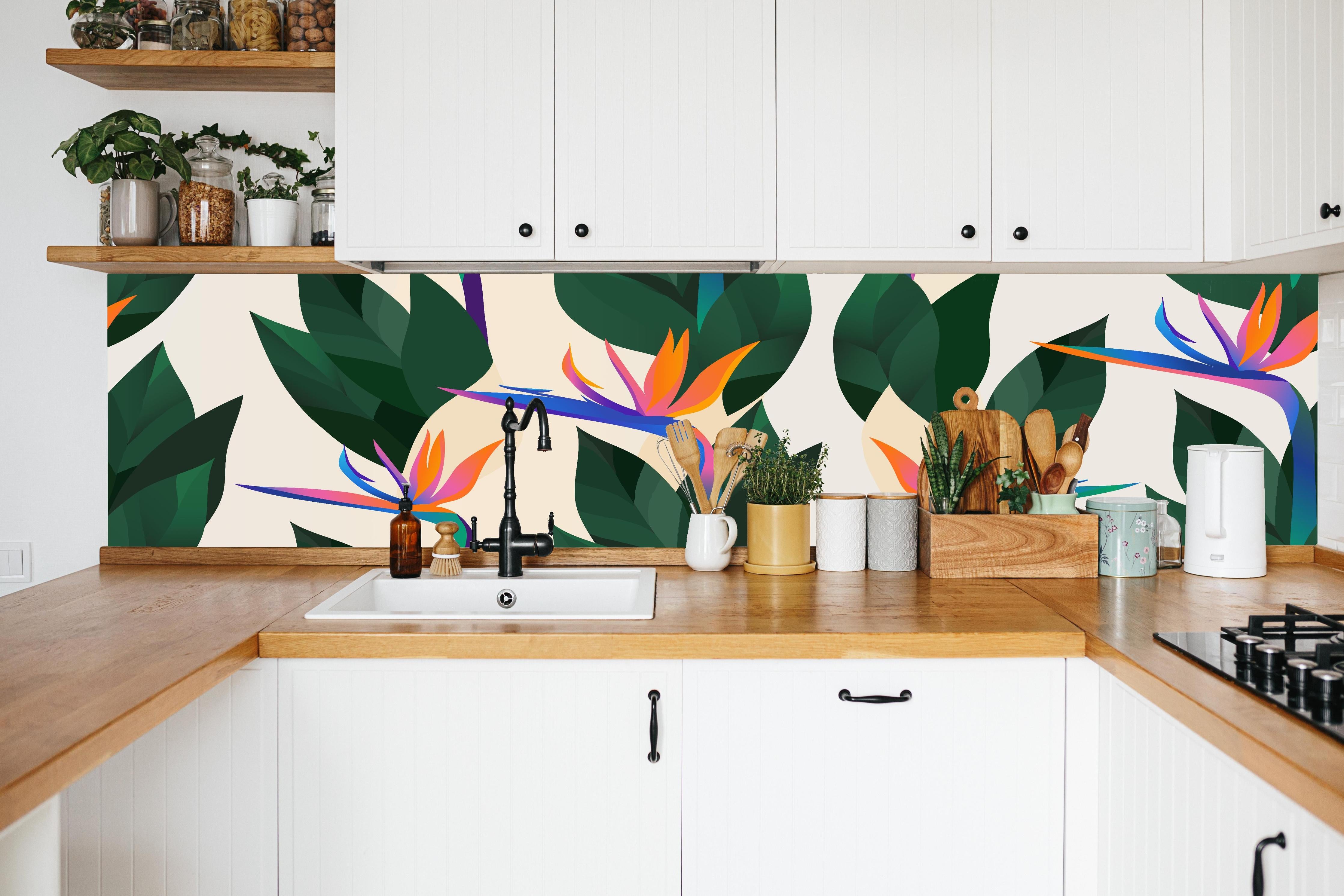 Küche - Strelitzia Tropic Blumenmuster in weißer Küche hinter Gewürzen und Kochlöffeln aus Holz