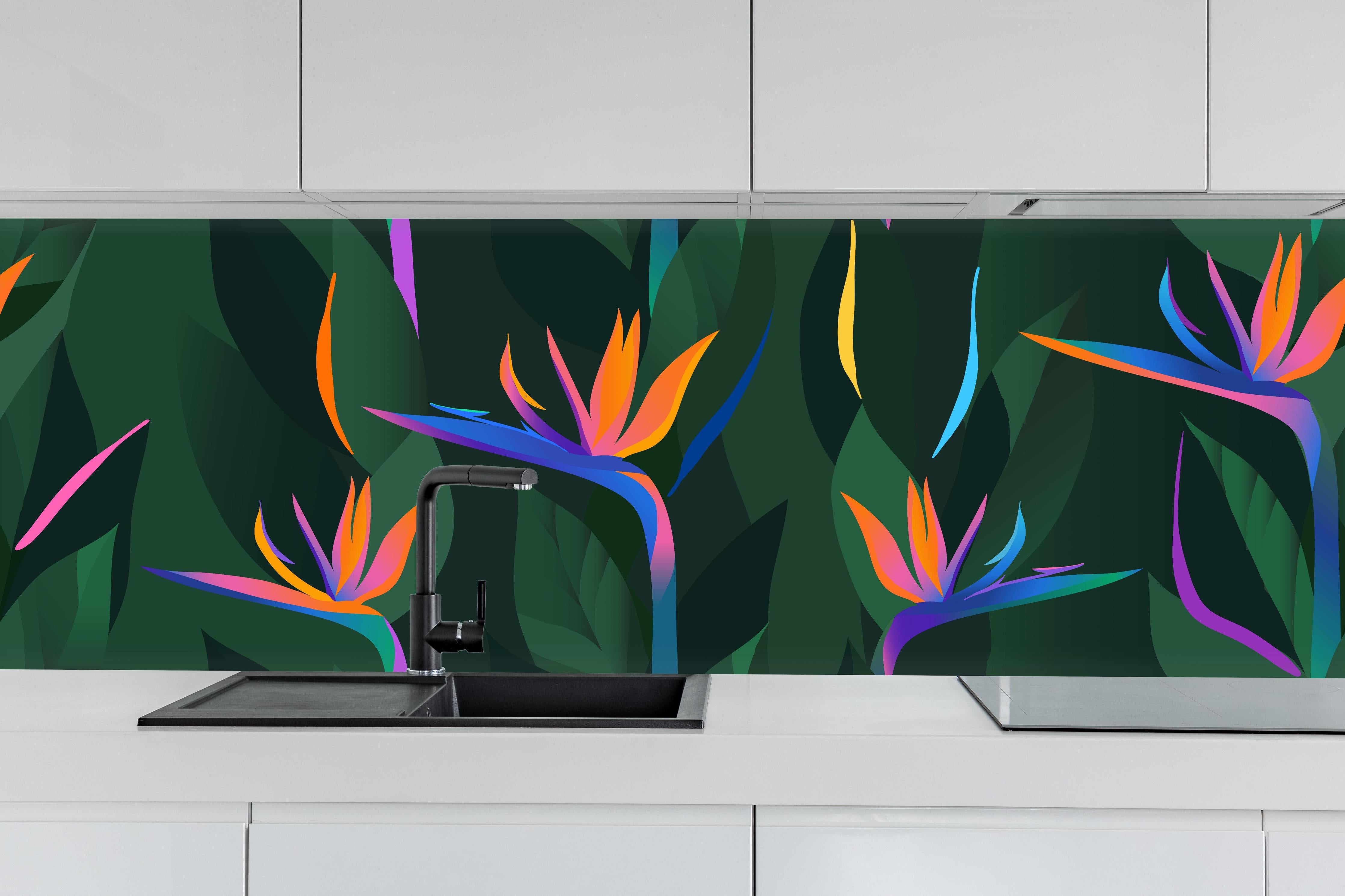 Küche - Strelitzia Tropic Grün-Orange hinter weißen Hochglanz-Küchenregalen und schwarzem Wasserhahn