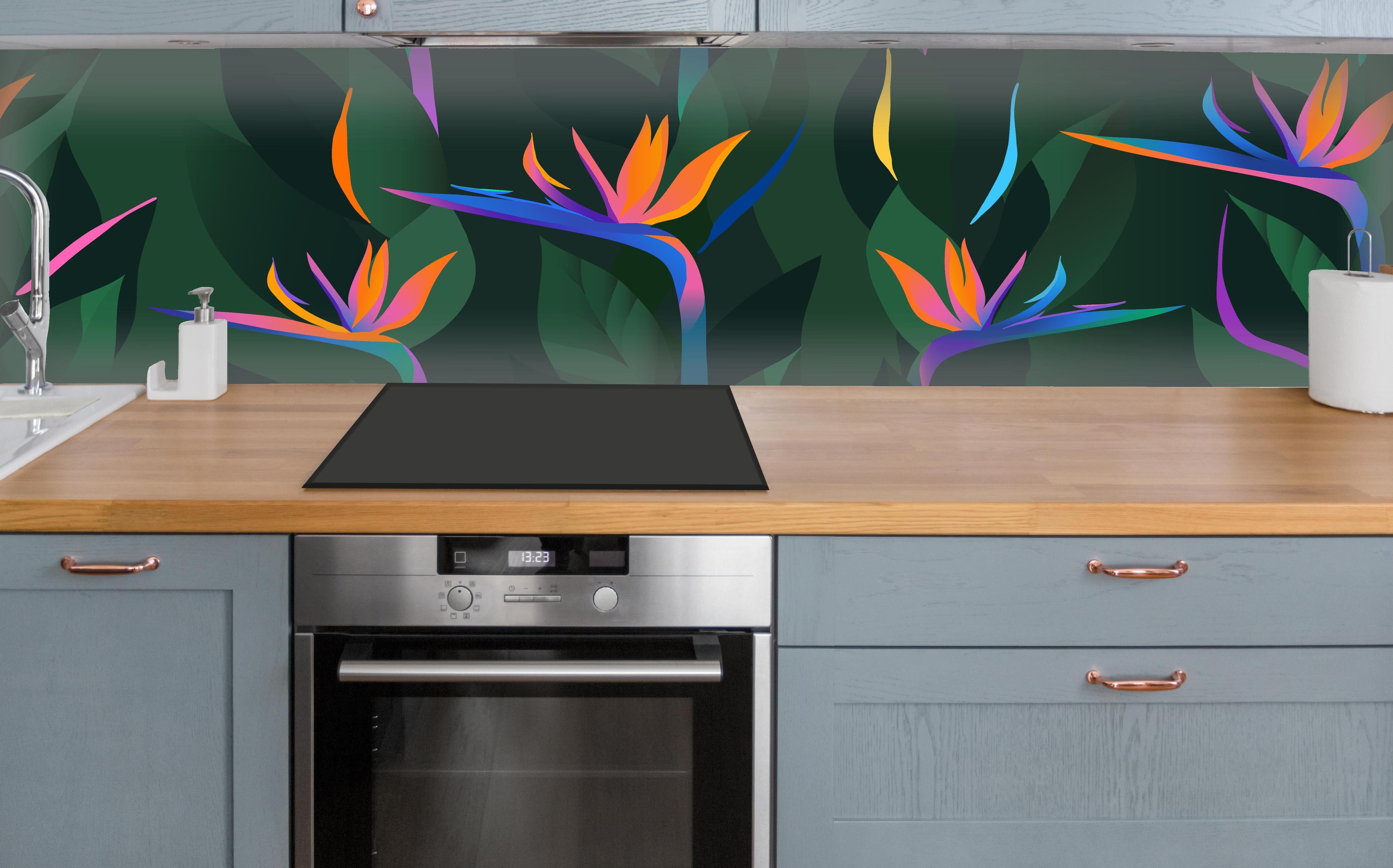 Küche - Strelitzia Tropic Grün-Orange über polierter Holzarbeitsplatte mit Cerankochfeld