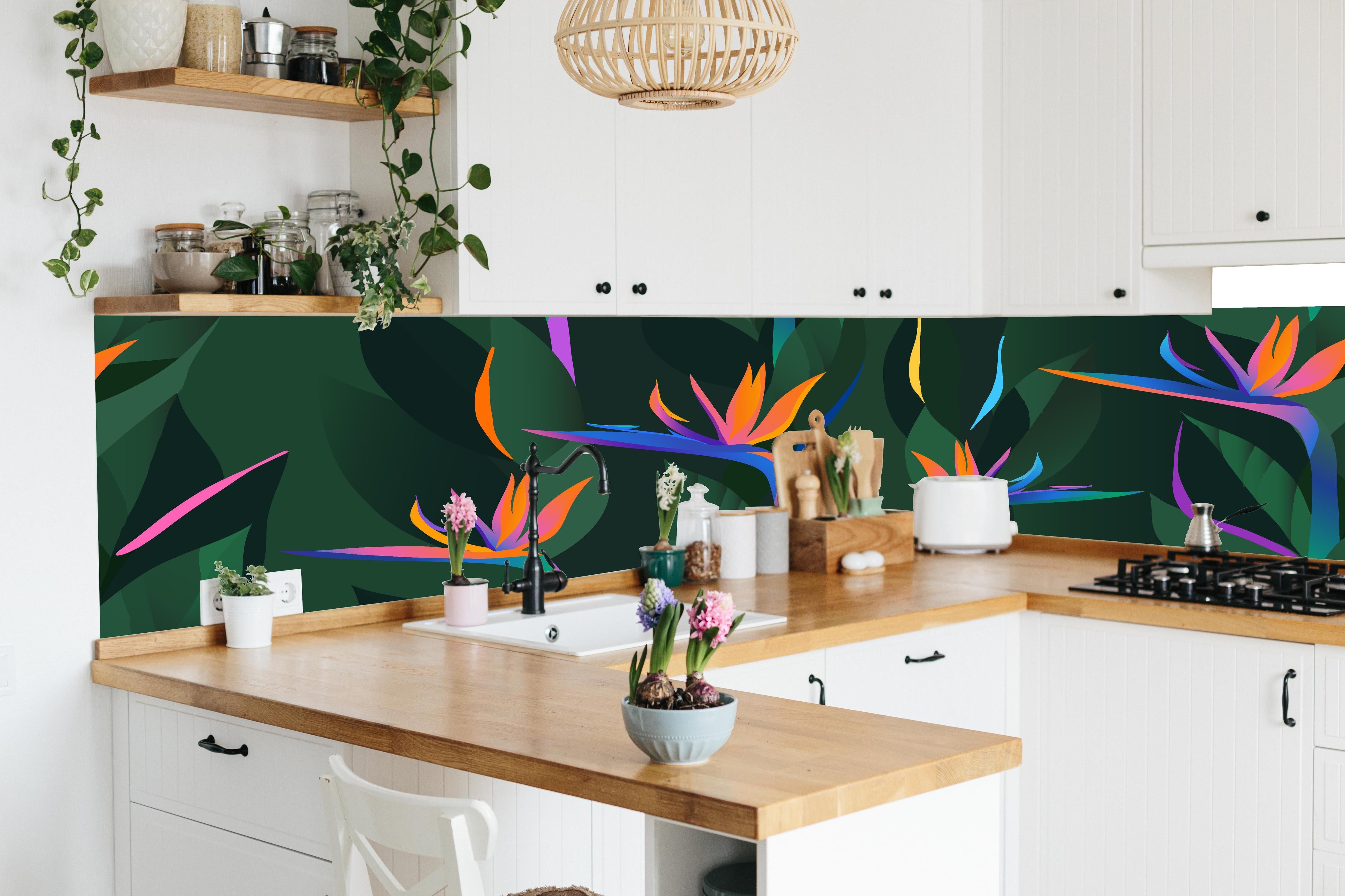 Küche - Strelitzia Tropic Grün-Orange in lebendiger Küche mit bunten Blumen