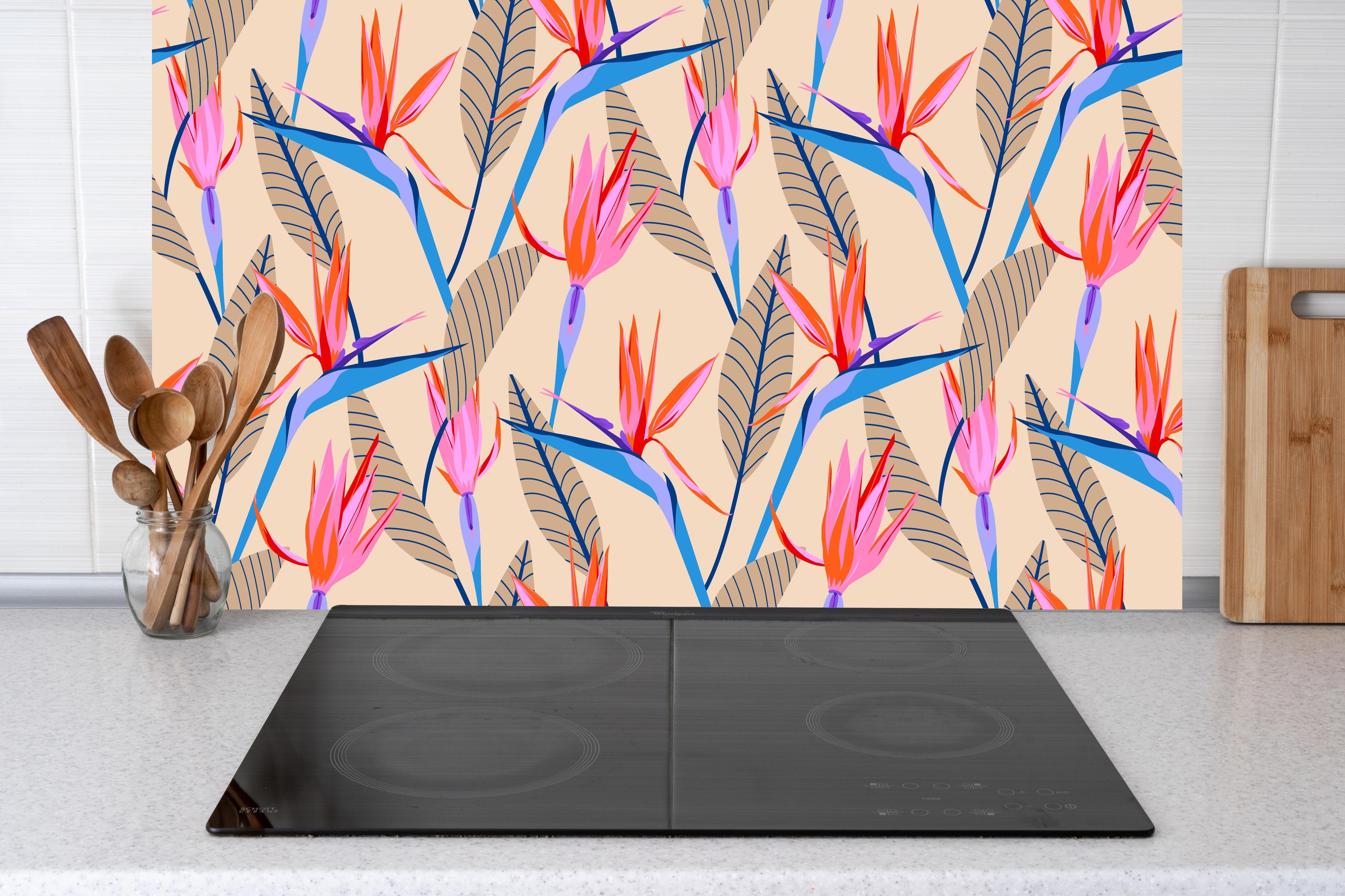Küche - Strelitzia Tropic Rosa-Beige hinter Cerankochfeld und Holz-Kochutensilien