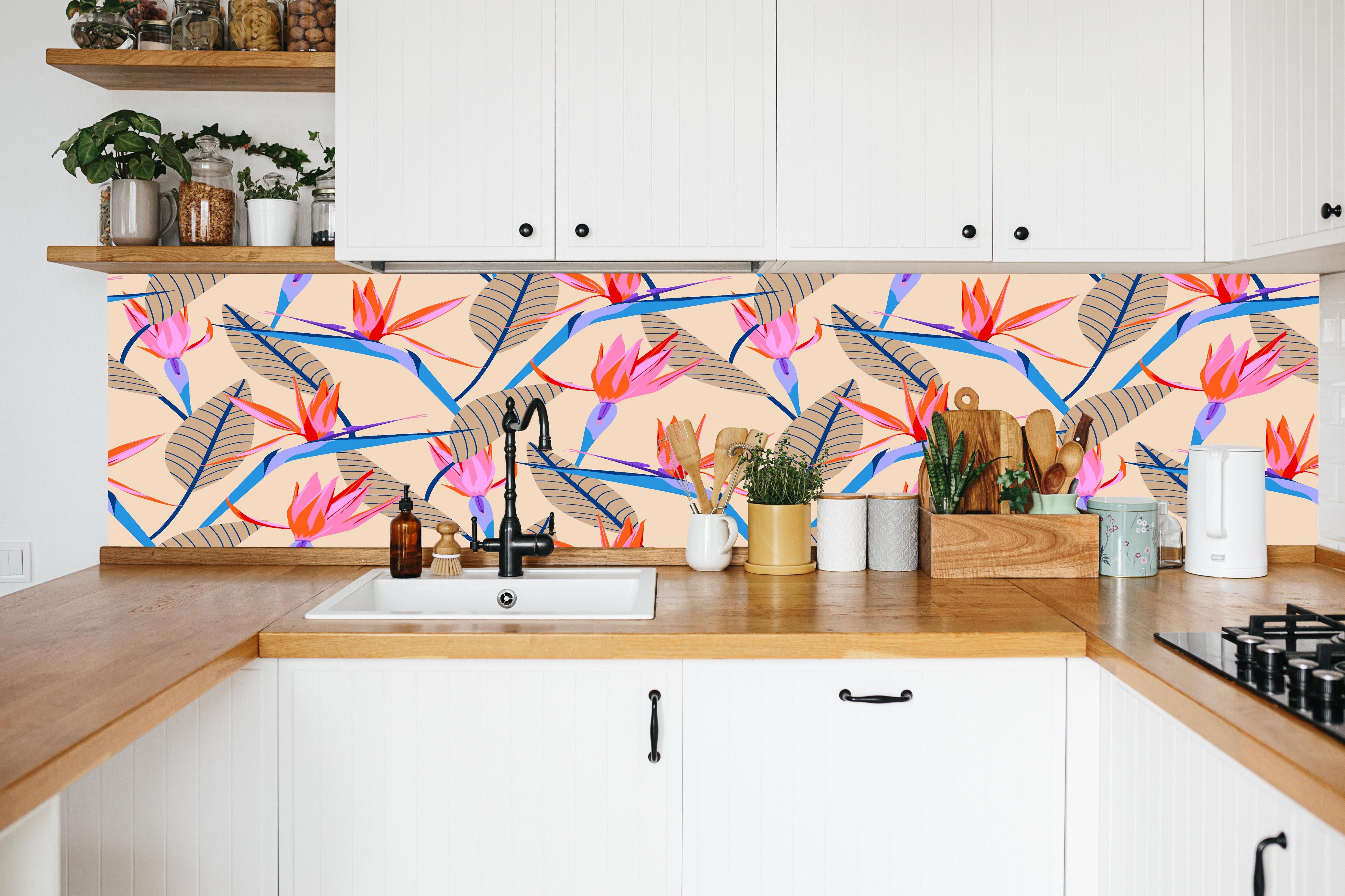 Küche - Strelitzia Tropic Rosa-Beige in weißer Küche hinter Gewürzen und Kochlöffeln aus Holz