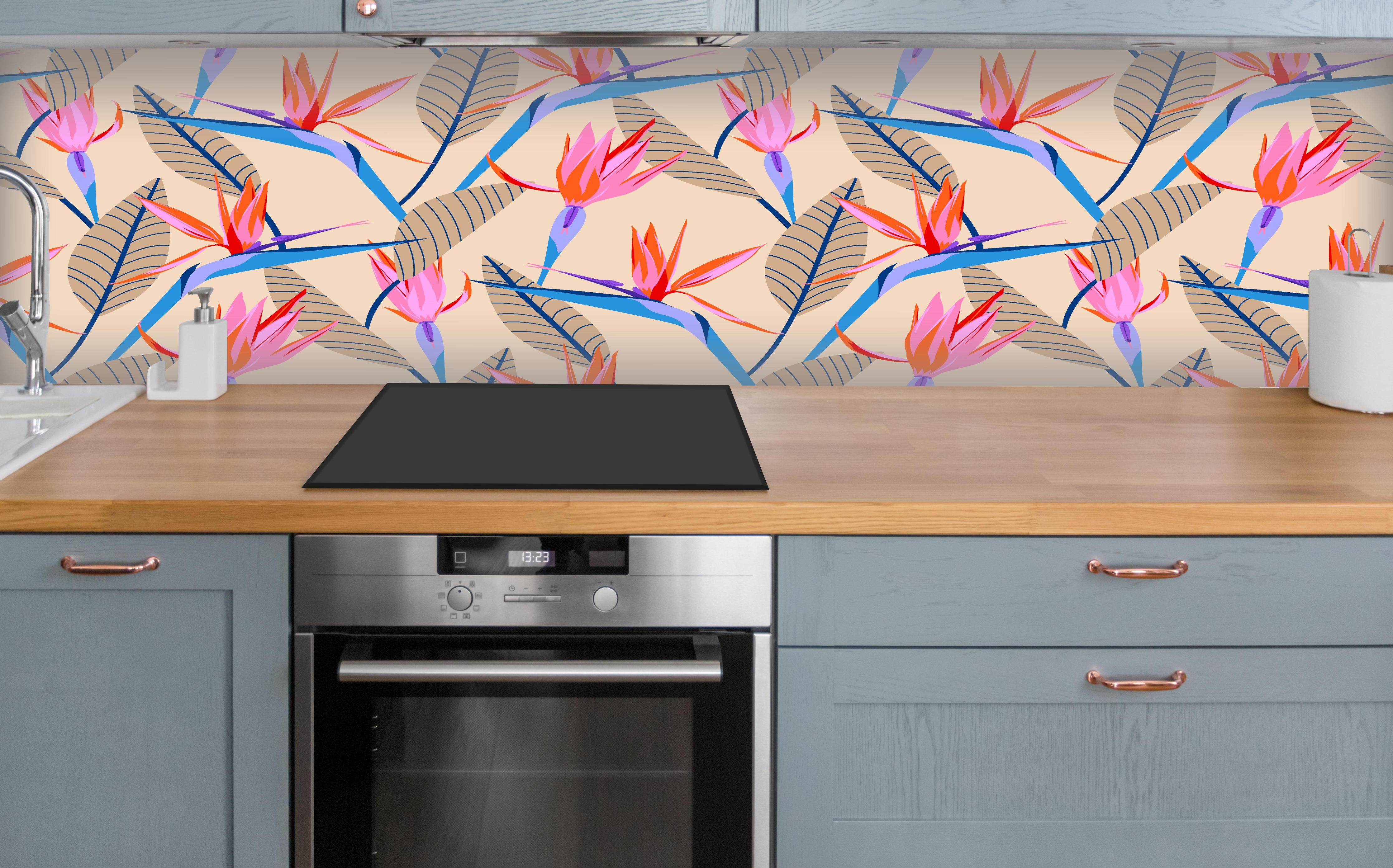 Küche - Strelitzia Tropic Rosa-Beige über polierter Holzarbeitsplatte mit Cerankochfeld