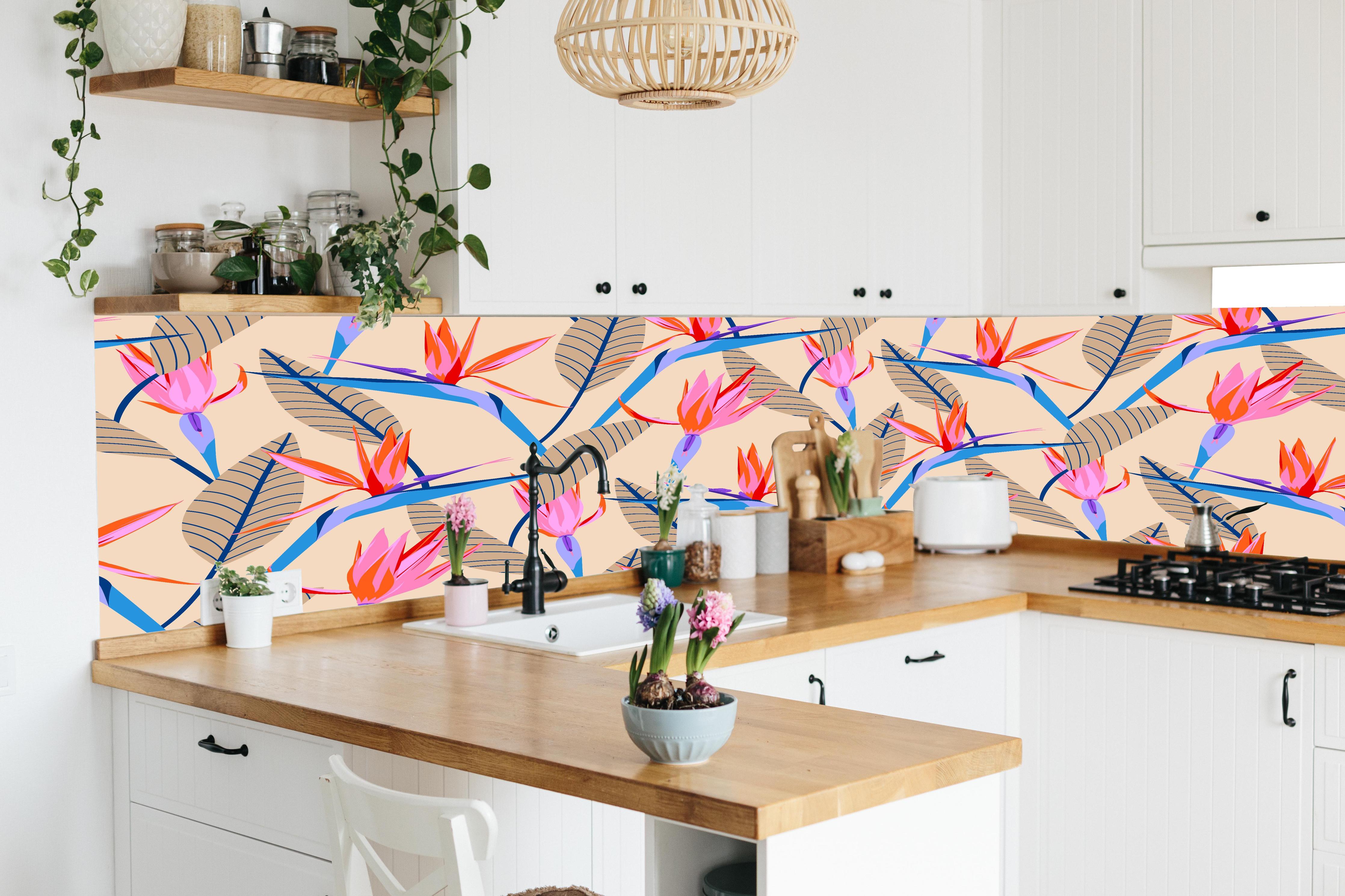 Küche - Strelitzia Tropic Rosa-Beige in lebendiger Küche mit bunten Blumen