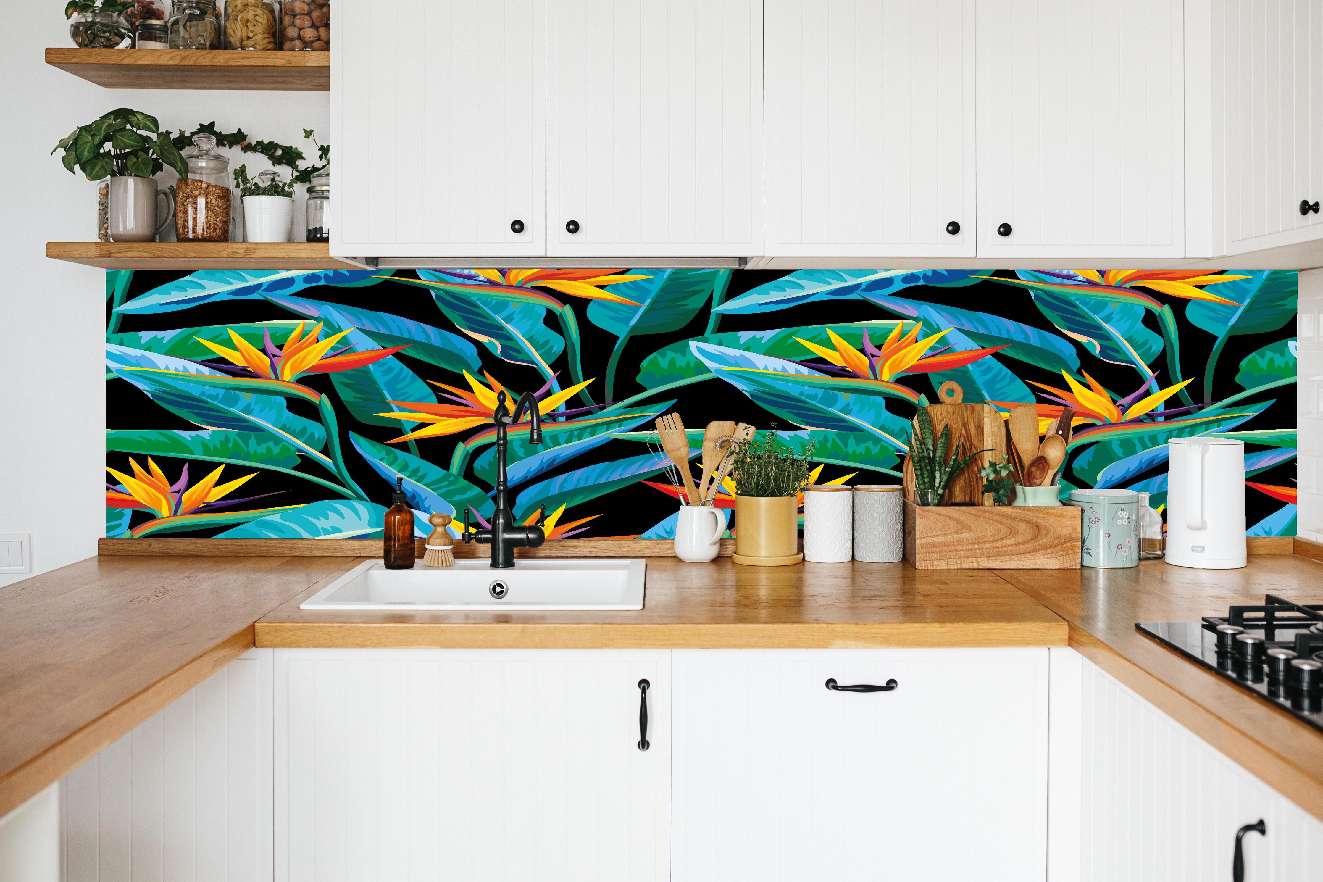Küche - Strelitzia Tropic Schwarz-Exotik in weißer Küche hinter Gewürzen und Kochlöffeln aus Holz