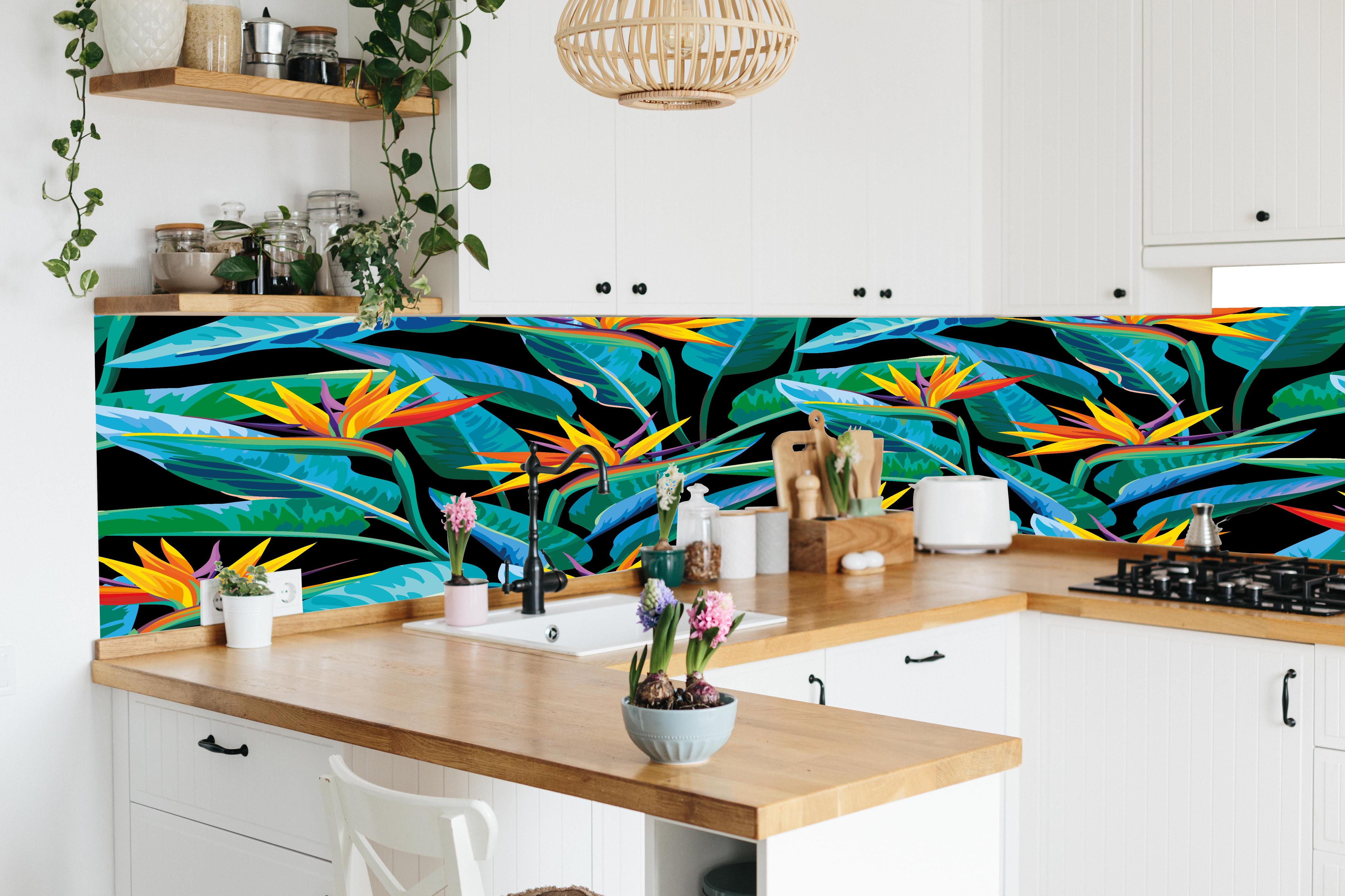 Küche - Strelitzia Tropic Schwarz-Exotik in lebendiger Küche mit bunten Blumen