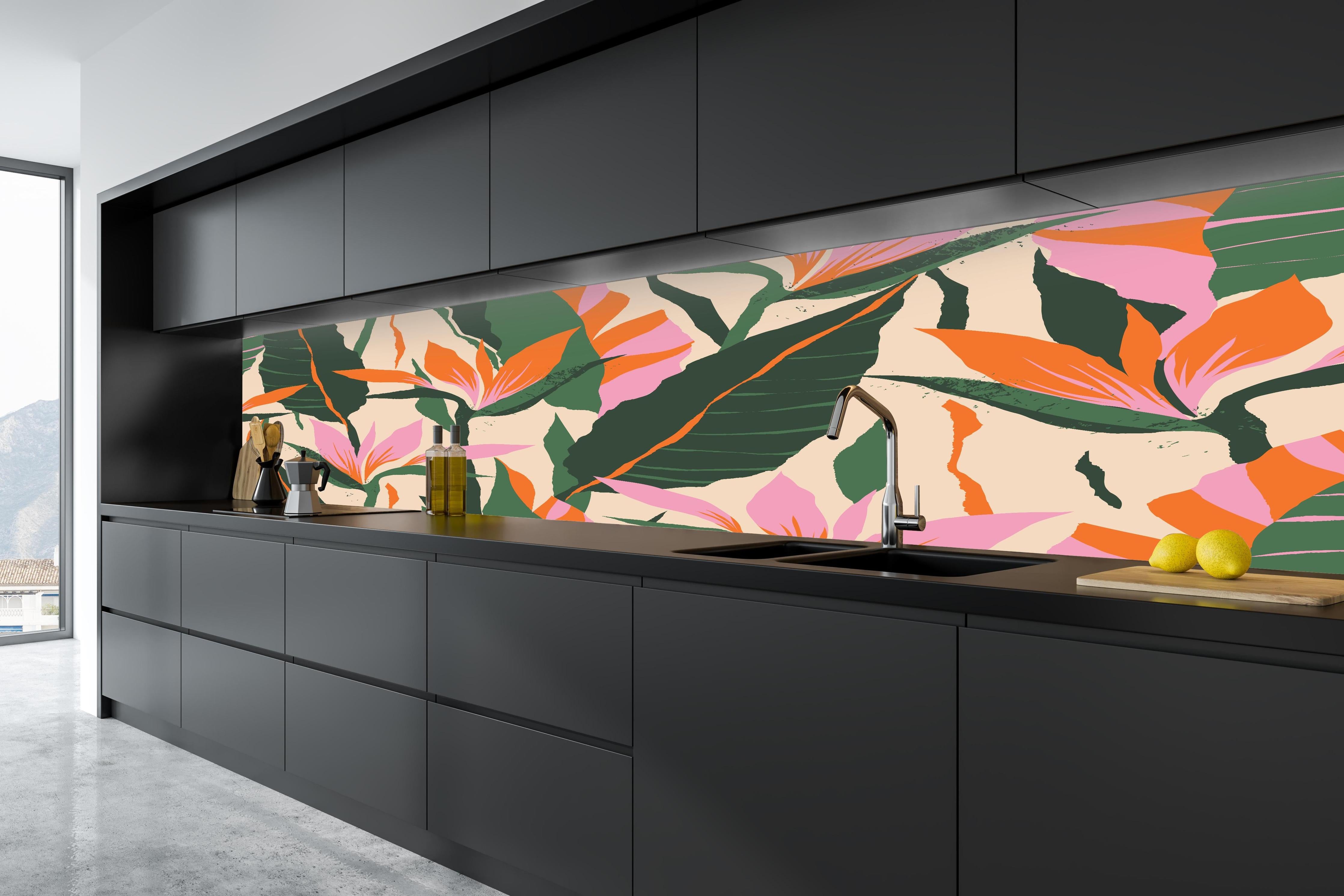 Küche - Strelitzia Tropische Blütenornamente in tiefschwarzer matt-premium Einbauküche