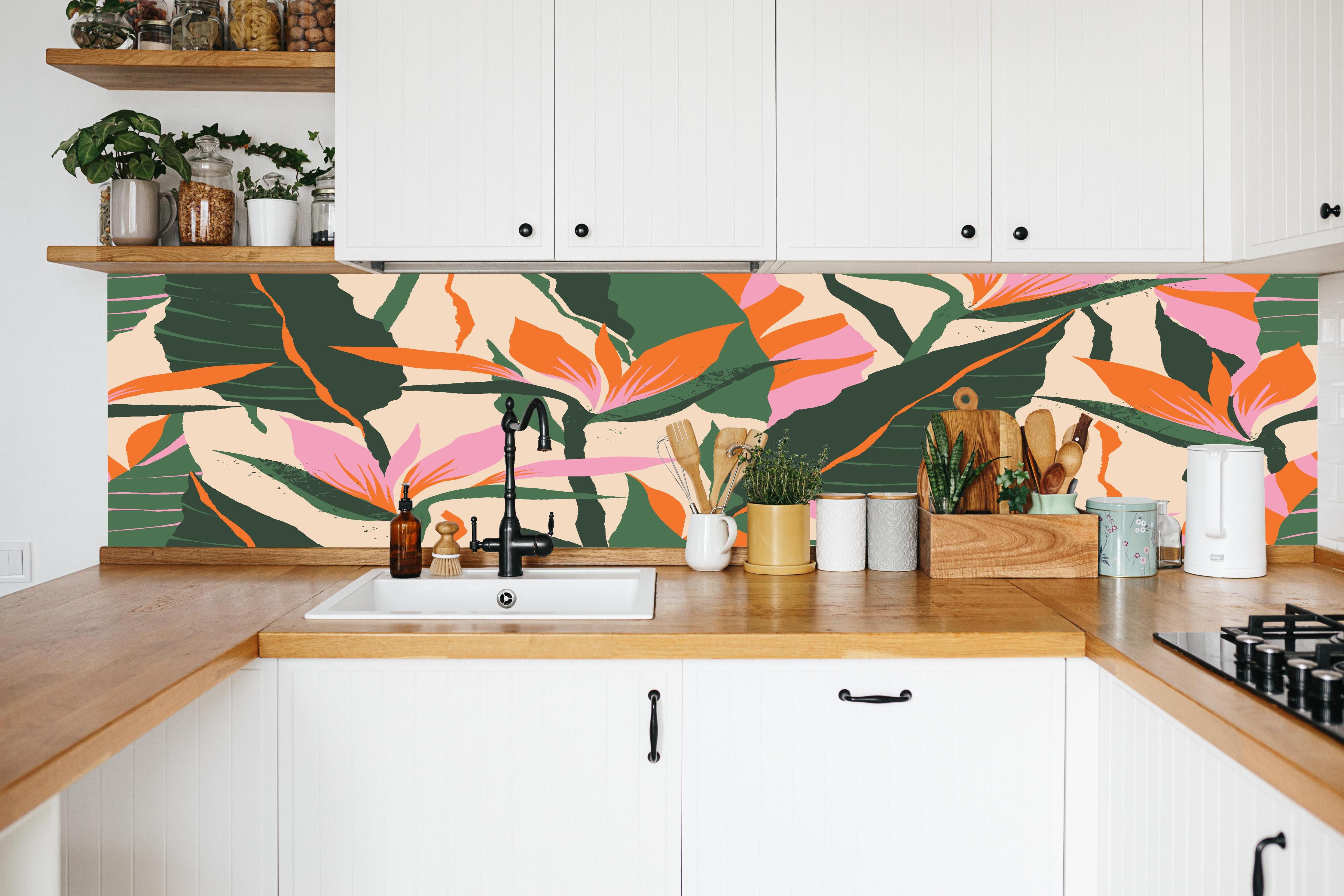 Küche - Strelitzia Tropische Blütenornamente in weißer Küche hinter Gewürzen und Kochlöffeln aus Holz