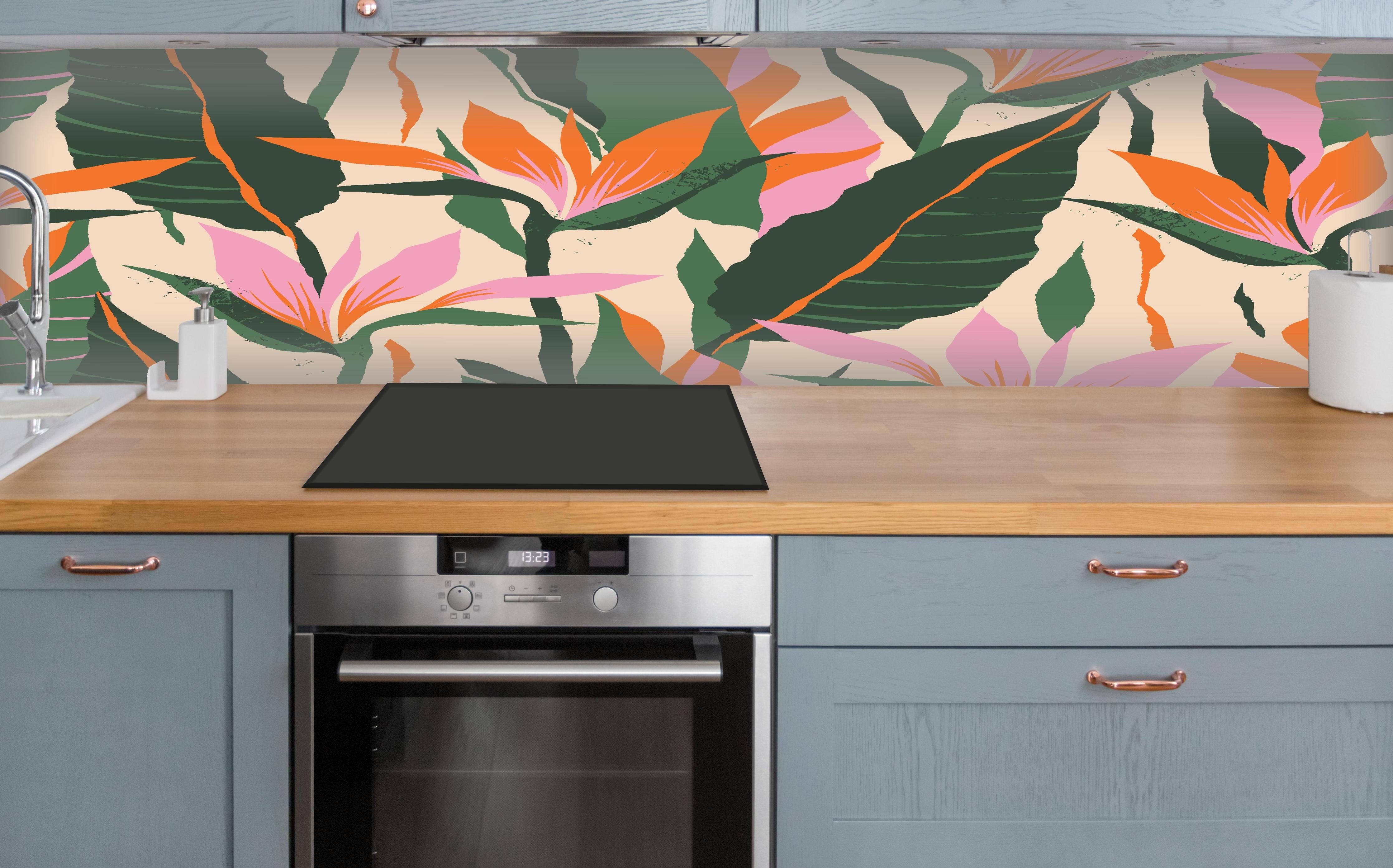 Küche - Strelitzia Tropische Blütenornamente über polierter Holzarbeitsplatte mit Cerankochfeld