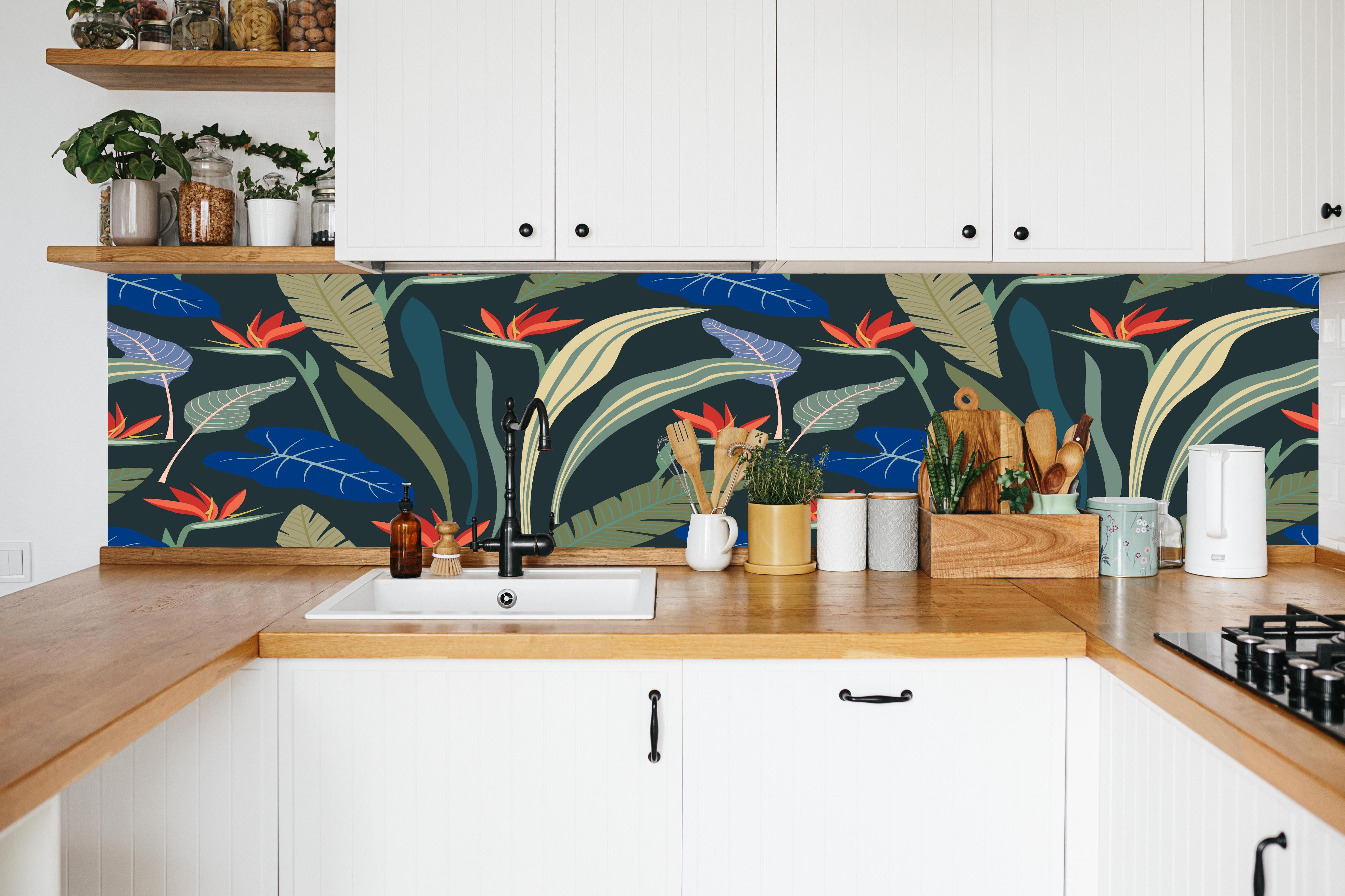 Küche - Strelitzia Tropische Blütenpracht in weißer Küche hinter Gewürzen und Kochlöffeln aus Holz