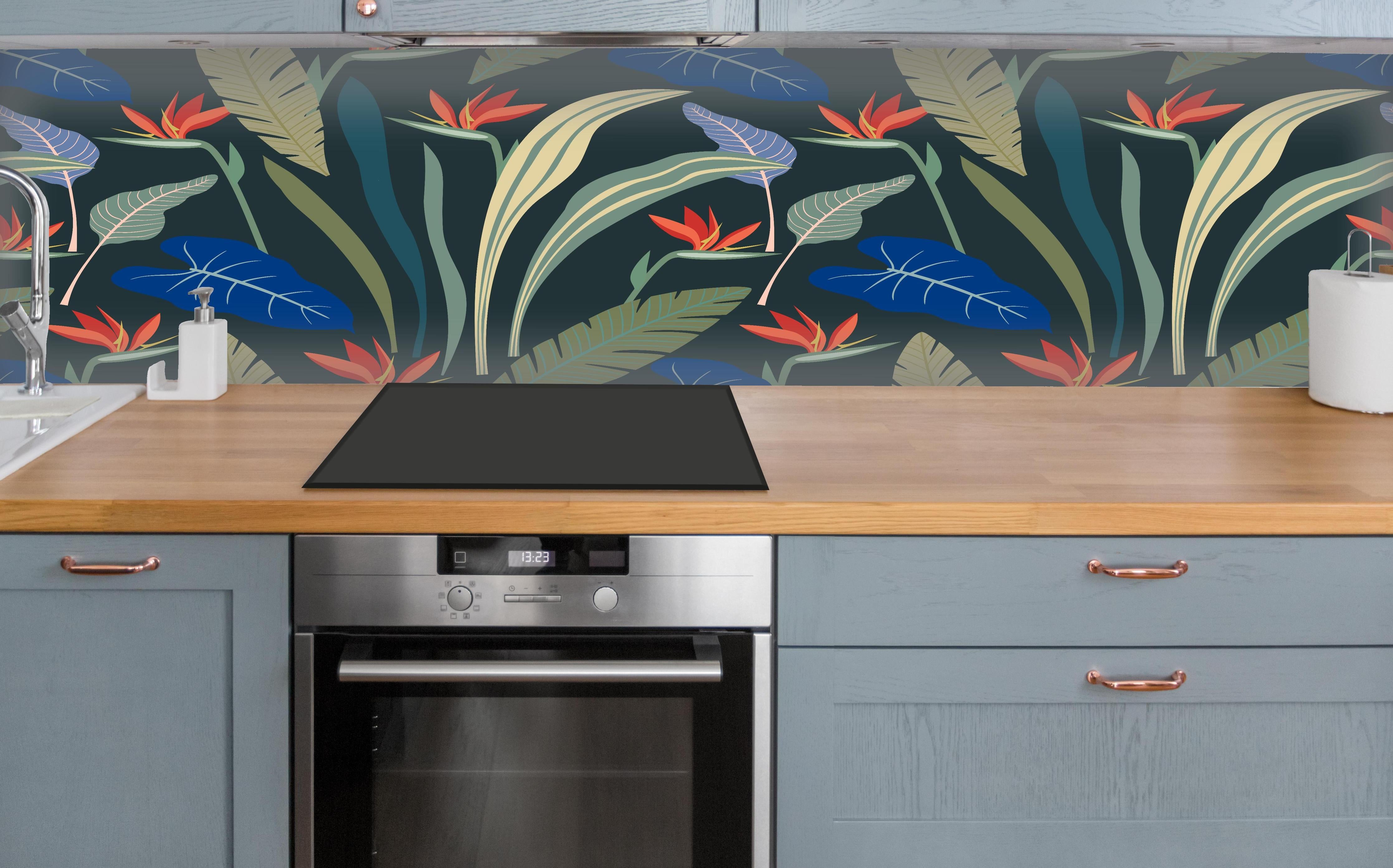Küche - Strelitzia Tropische Blütenpracht über polierter Holzarbeitsplatte mit Cerankochfeld