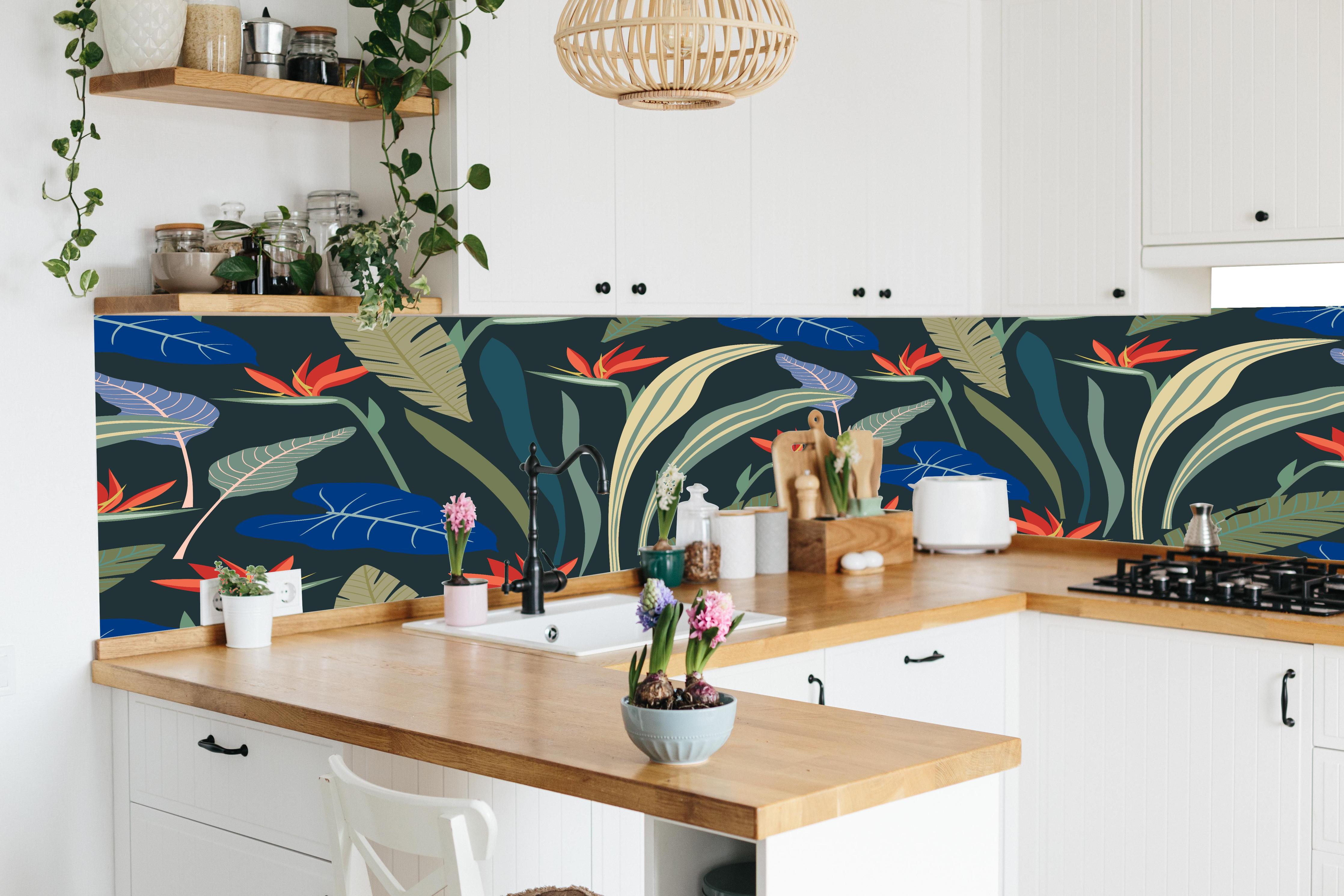 Küche - Strelitzia Tropische Blütenpracht in lebendiger Küche mit bunten Blumen