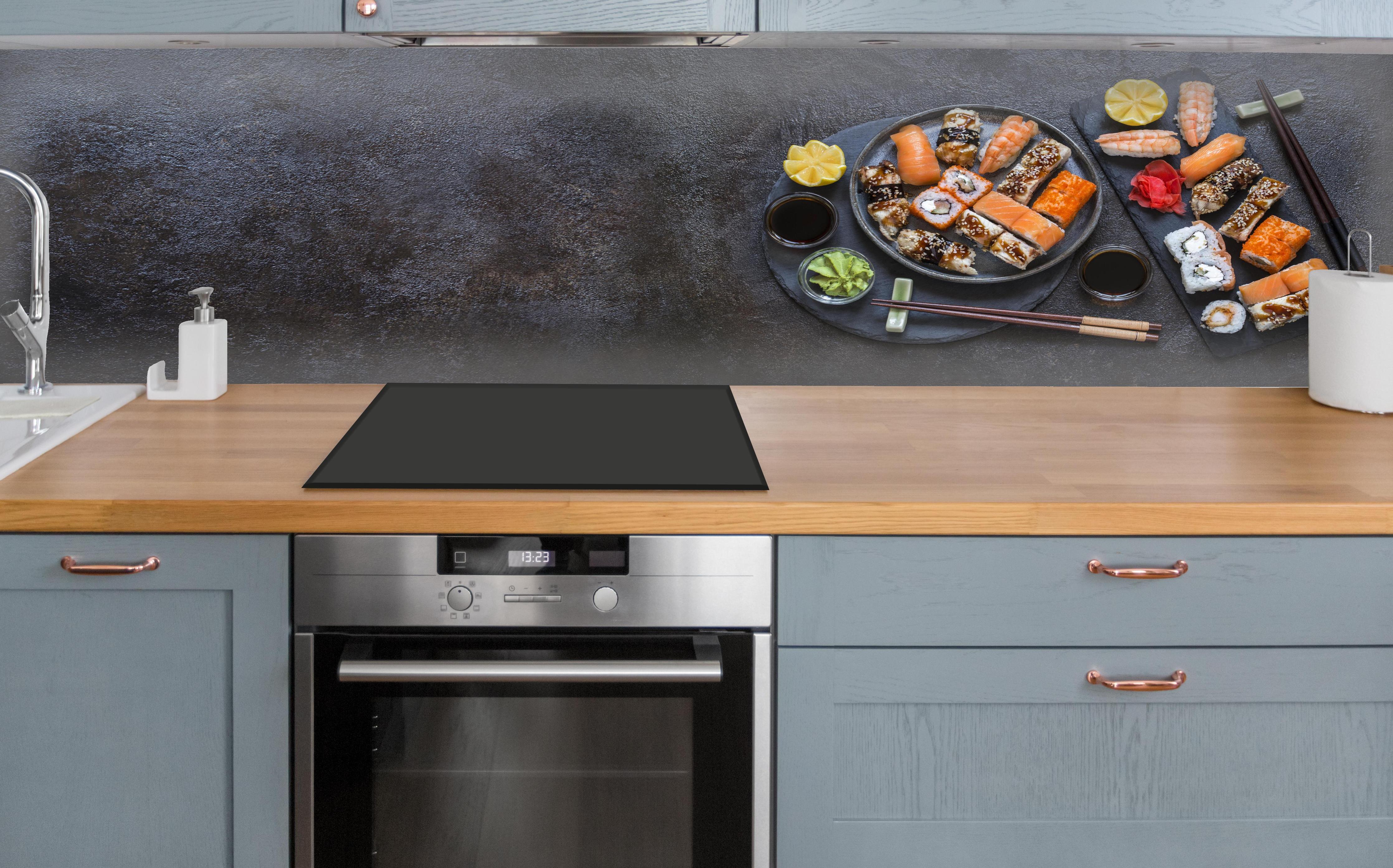Küche - Sushi-Platte Schwarz-Orange über polierter Holzarbeitsplatte mit Cerankochfeld