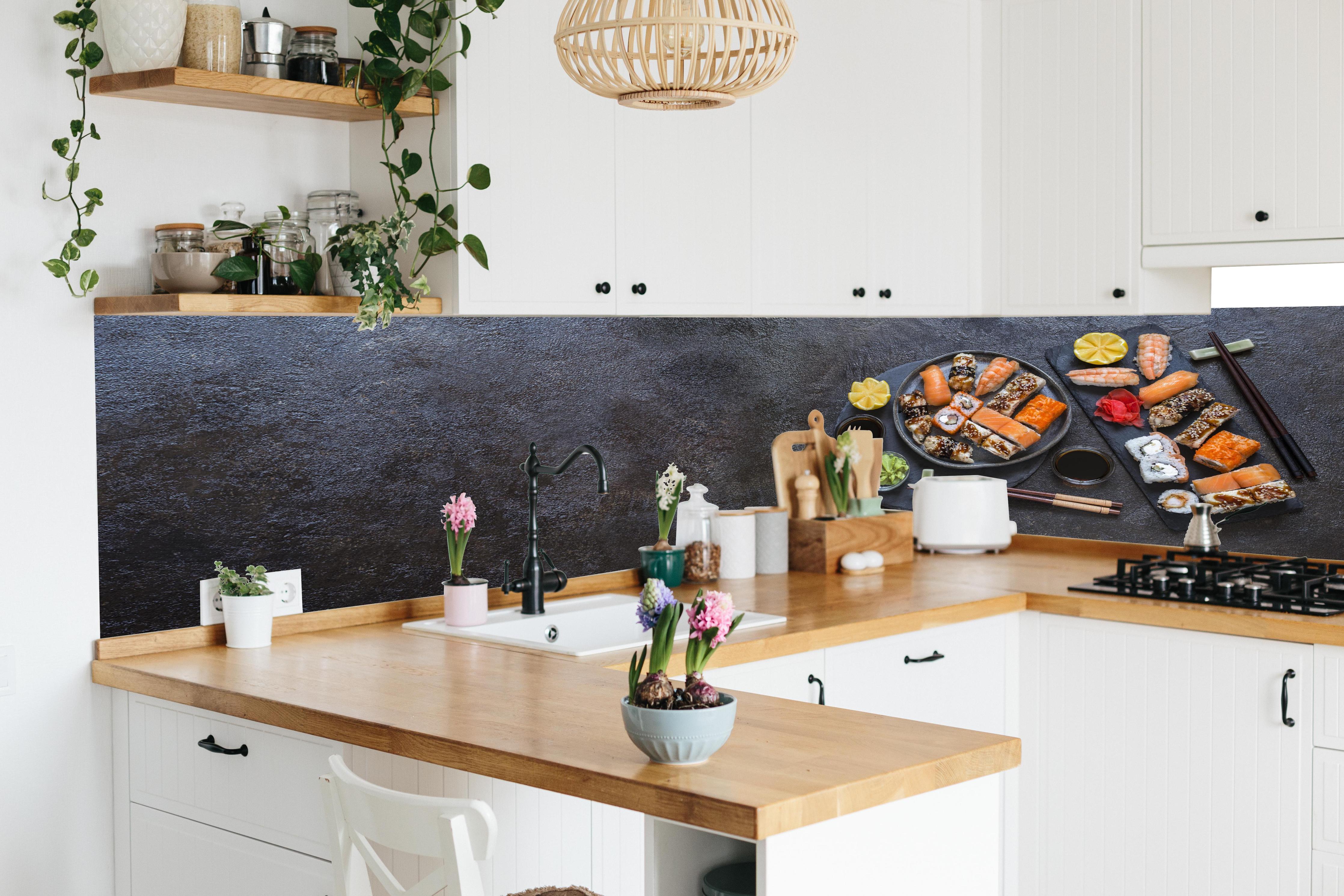 Küche - Sushi-Platte Schwarz-Orange in lebendiger Küche mit bunten Blumen