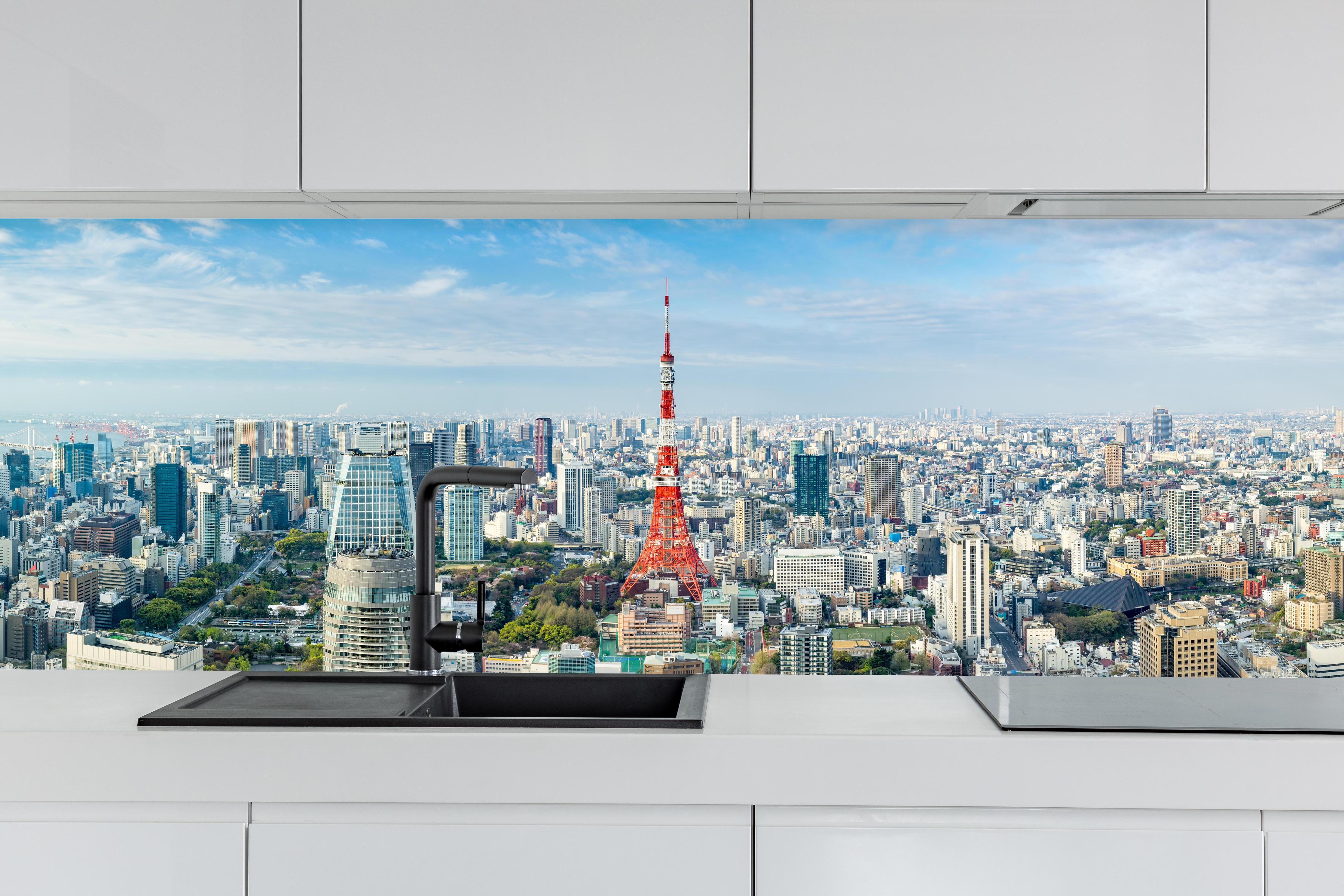 Küche - Tokio Skyline Rot-Blau hinter weißen Hochglanz-Küchenregalen und schwarzem Wasserhahn