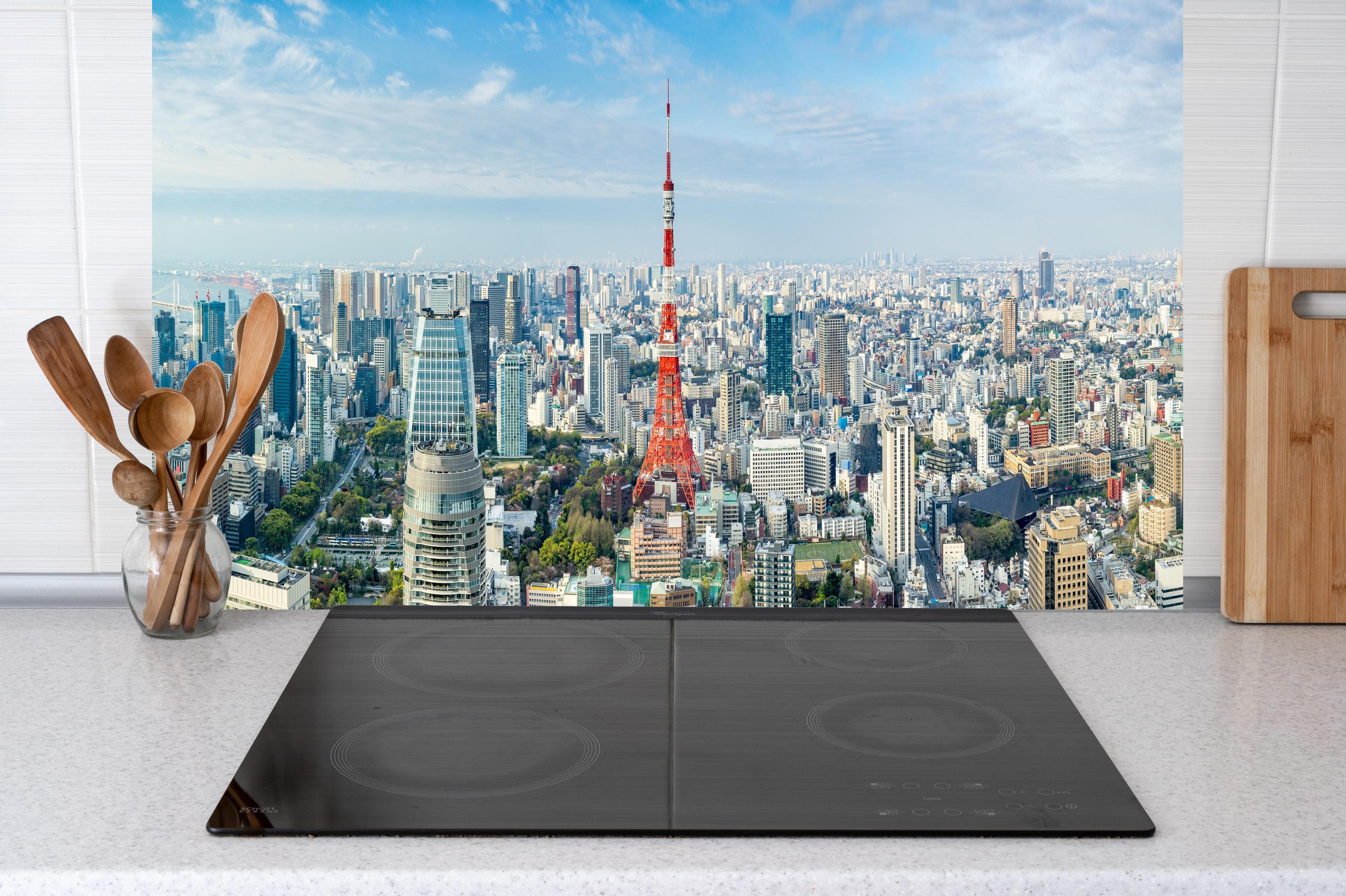 Küche - Tokio Skyline Rot-Blau hinter Cerankochfeld und Holz-Kochutensilien