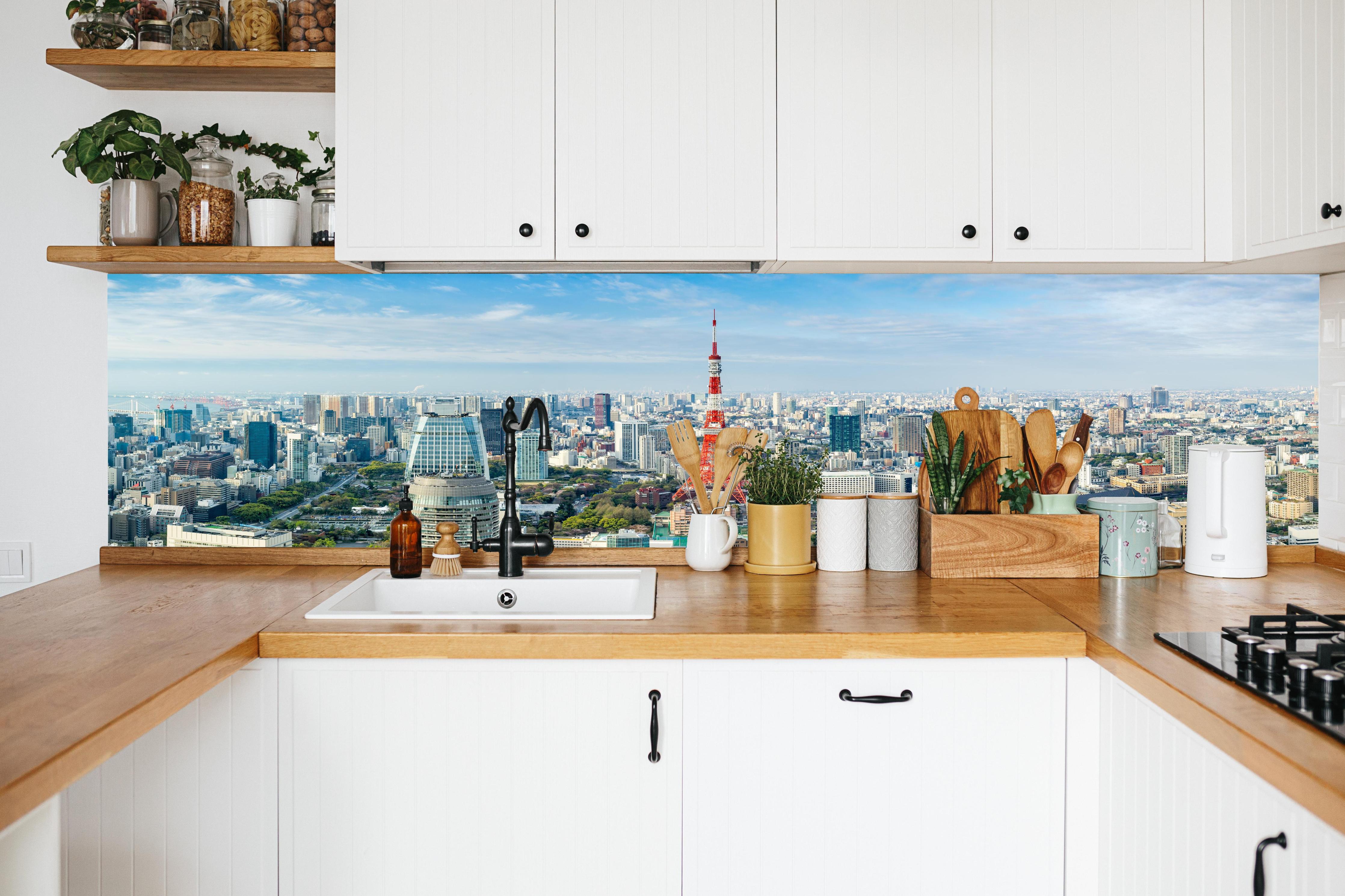 Küche - Tokio Skyline Rot-Blau in weißer Küche hinter Gewürzen und Kochlöffeln aus Holz