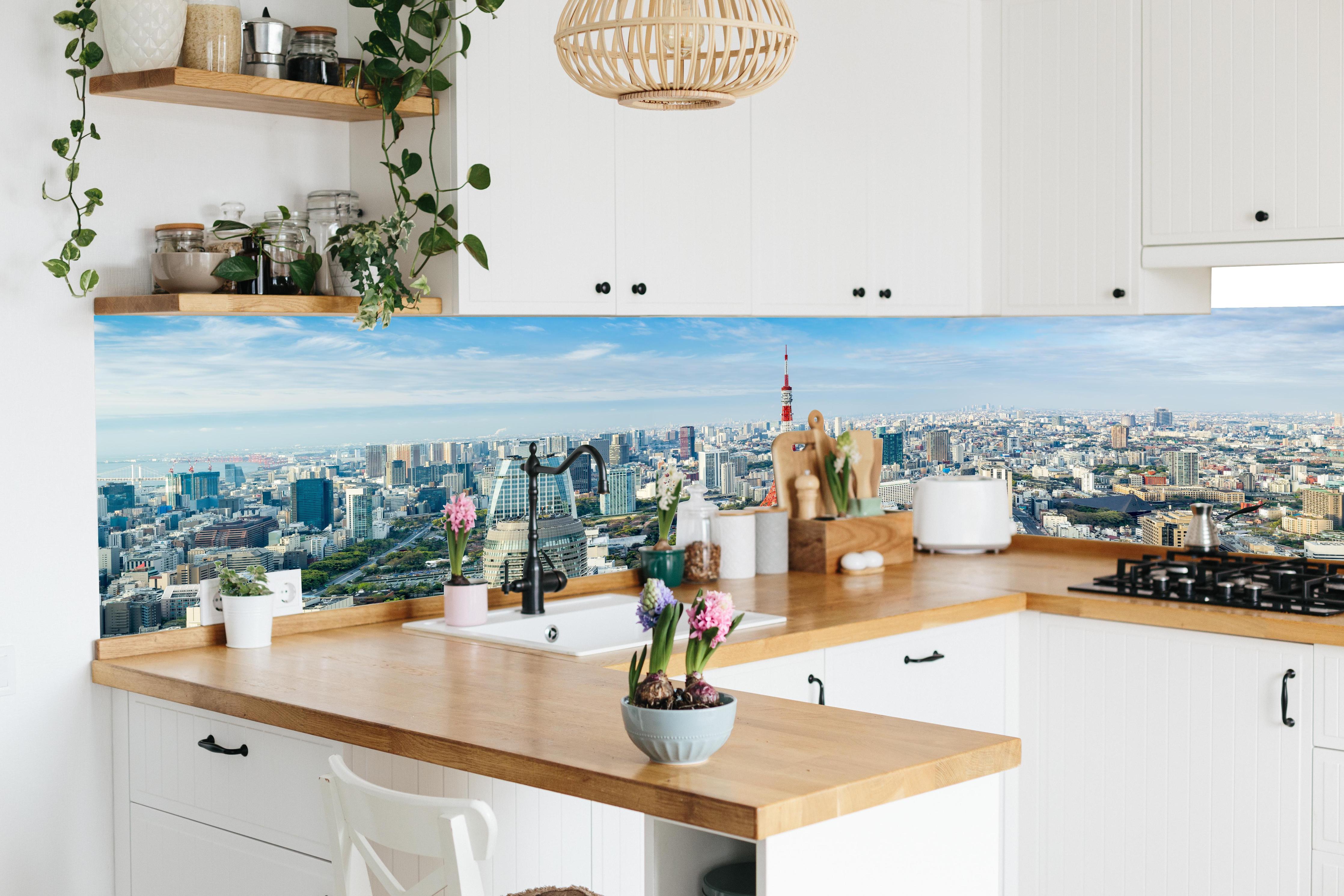 Küche - Tokio Skyline Rot-Blau in lebendiger Küche mit bunten Blumen