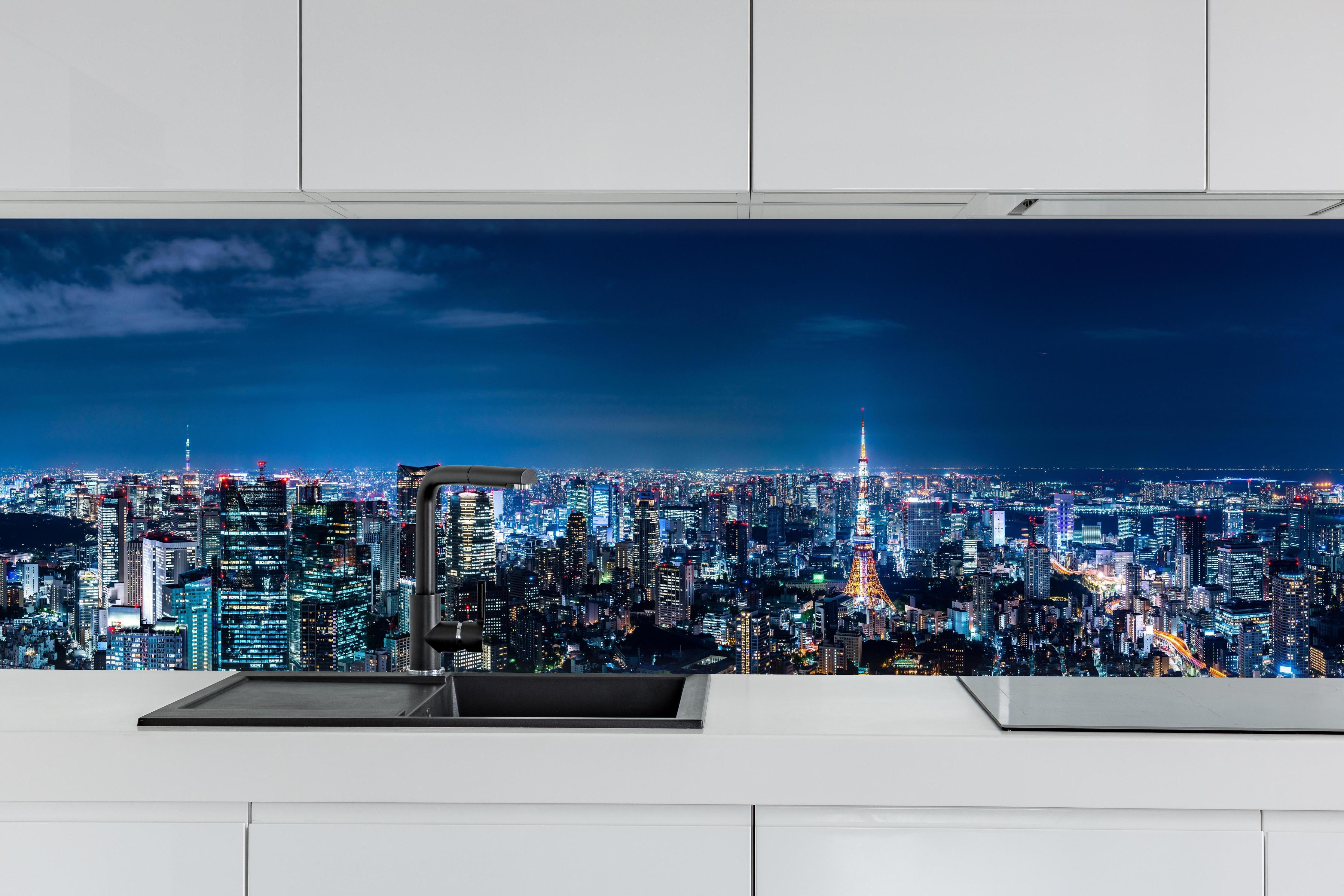 Küche - Tokio Skyline bei Nacht hinter weißen Hochglanz-Küchenregalen und schwarzem Wasserhahn