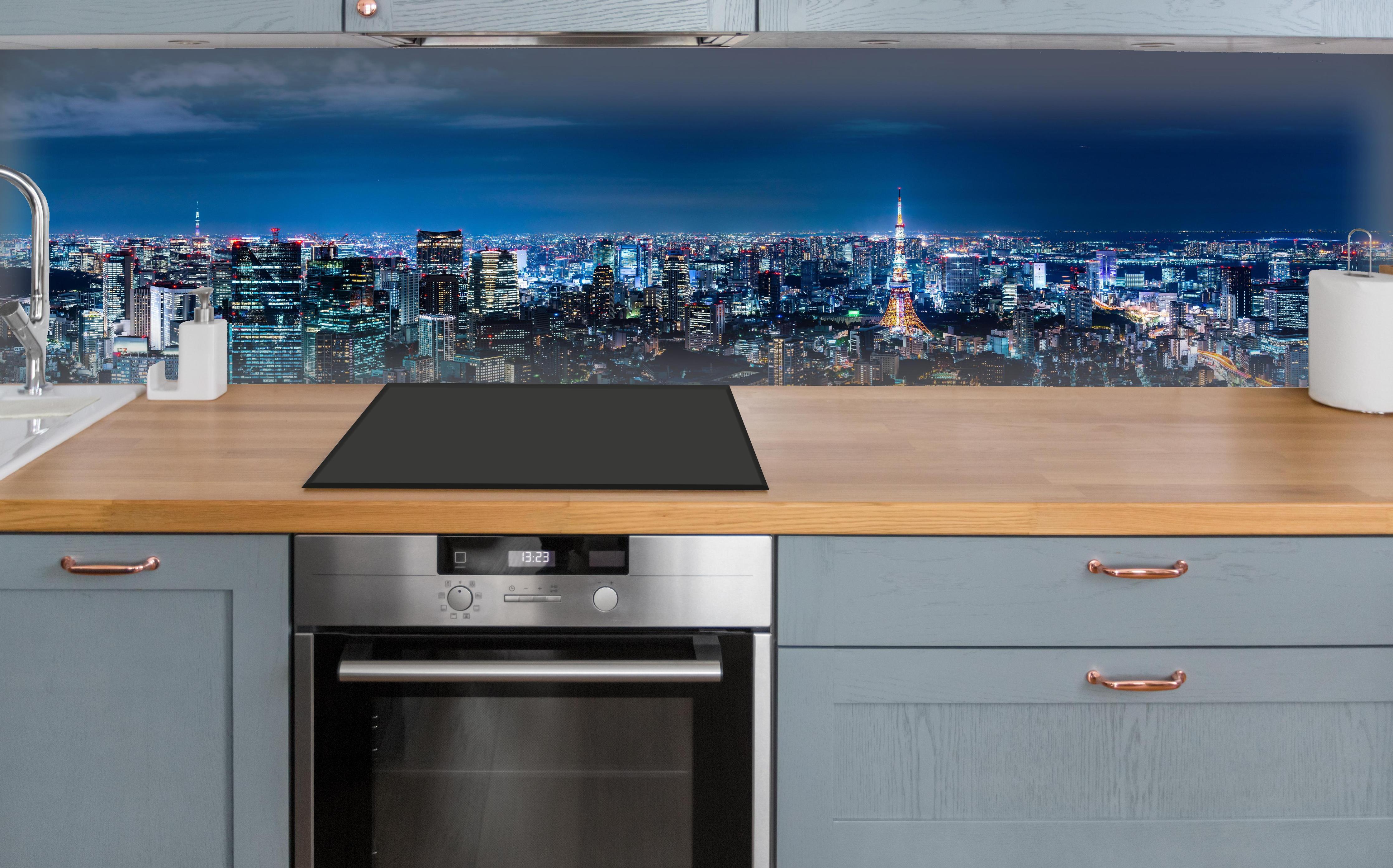 Küche - Tokio Skyline bei Nacht über polierter Holzarbeitsplatte mit Cerankochfeld