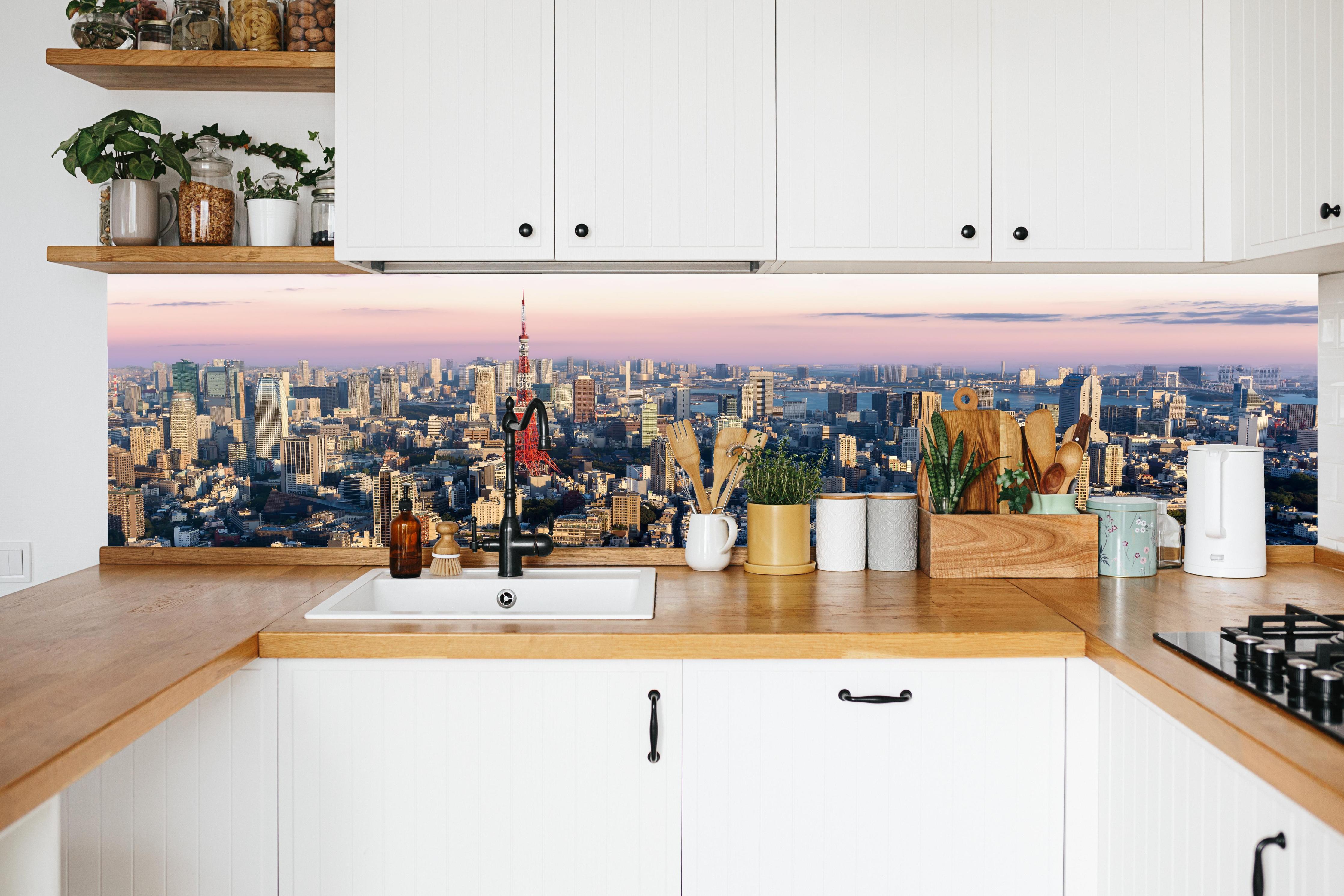 Küche - Tokio Skyline mit Tokyo Tower in weißer Küche hinter Gewürzen und Kochlöffeln aus Holz