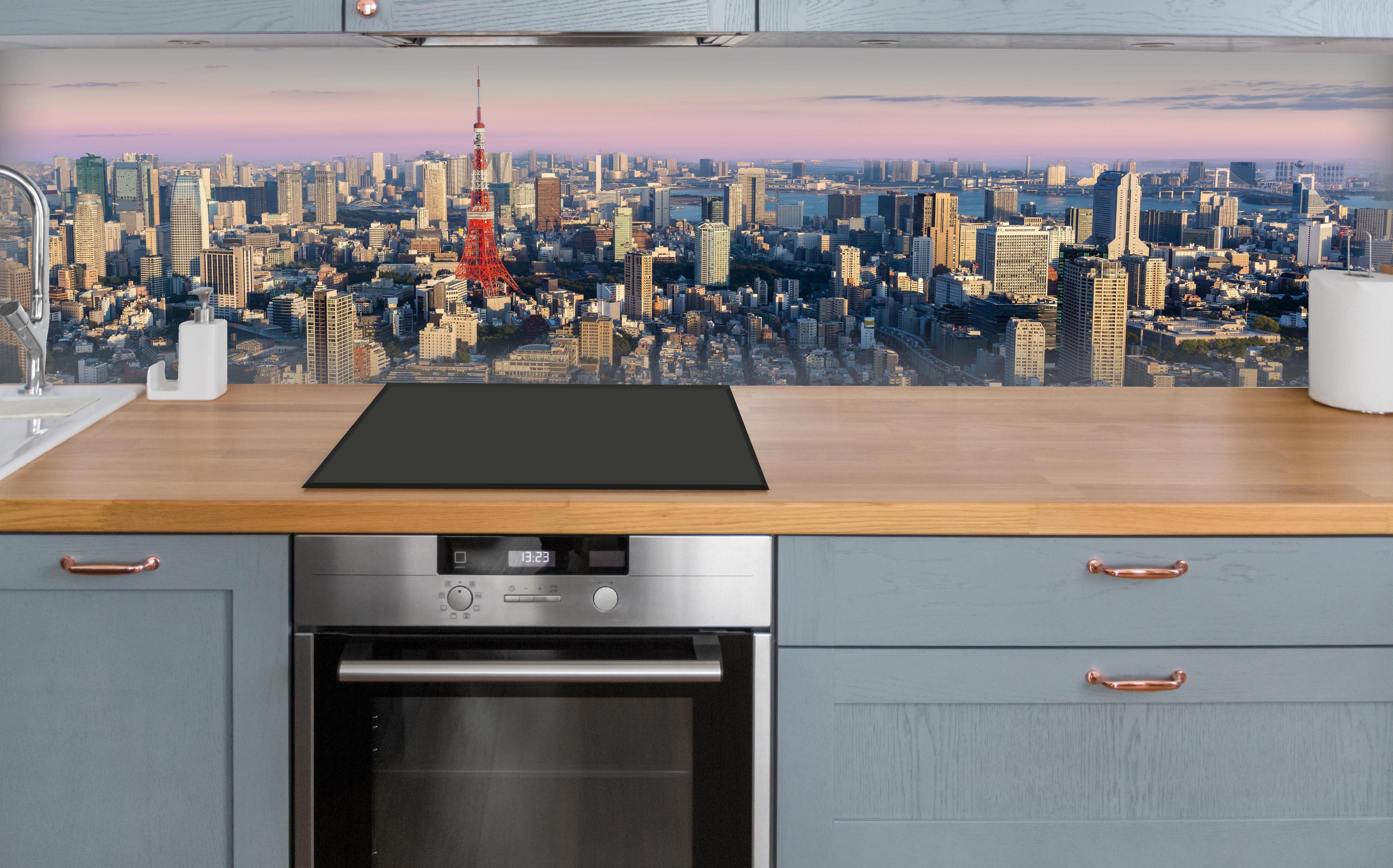 Küche - Tokio Skyline mit Tokyo Tower über polierter Holzarbeitsplatte mit Cerankochfeld