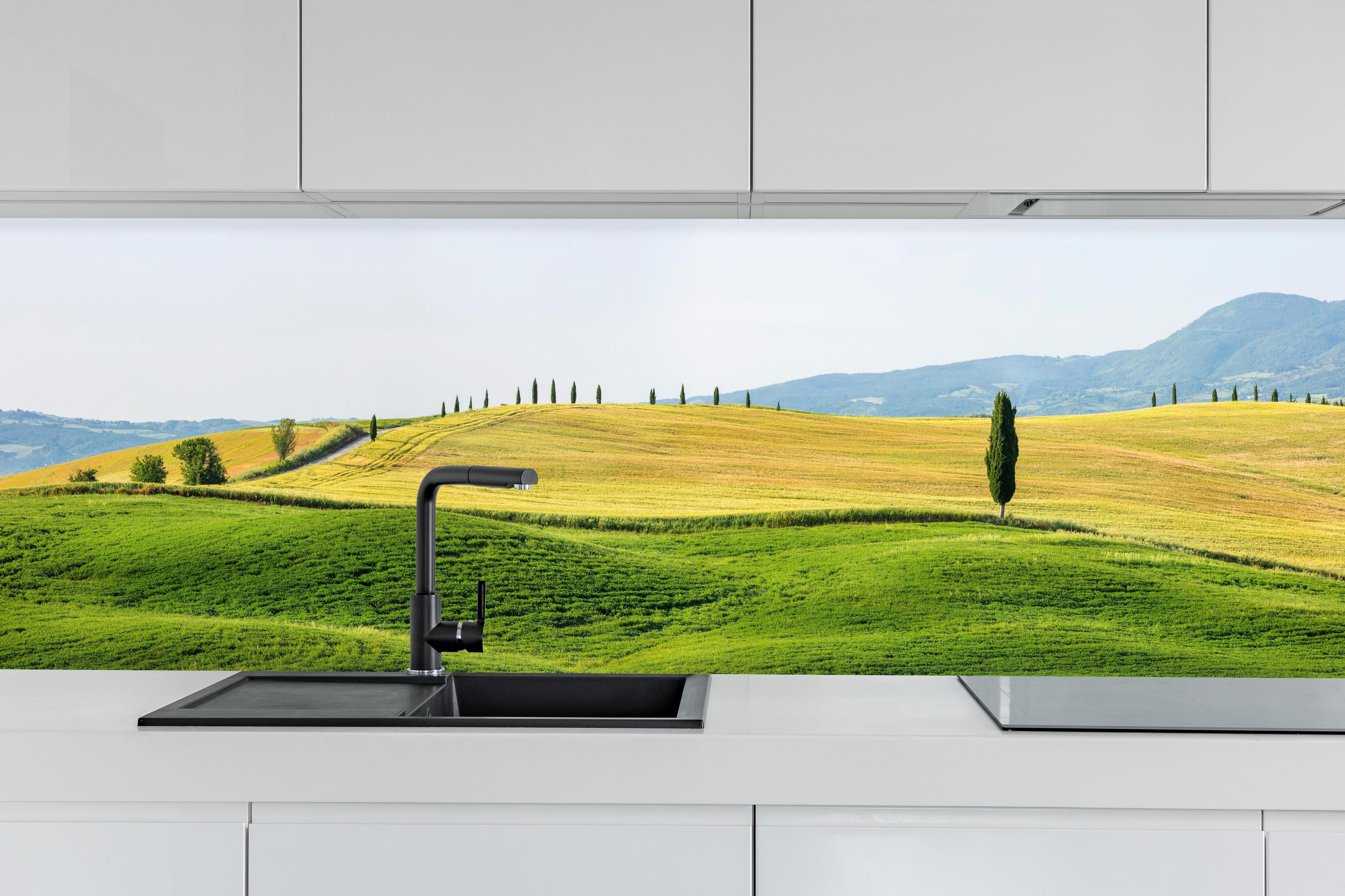 Küche - Toskana Hügel Panorama Grün-Gelb hinter weißen Hochglanz-Küchenregalen und schwarzem Wasserhahn
