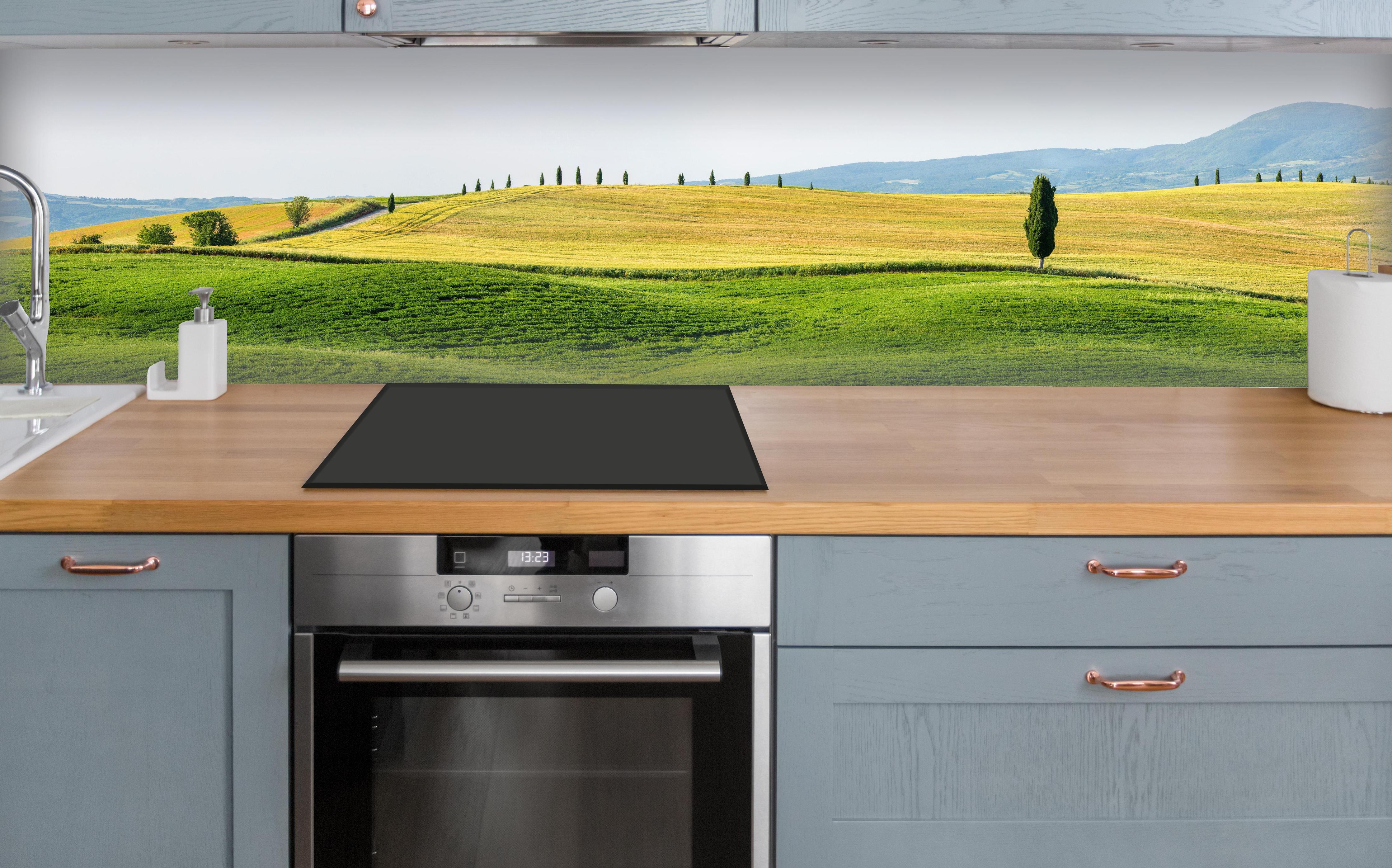 Küche - Toskana Hügel Panorama Grün-Gelb über polierter Holzarbeitsplatte mit Cerankochfeld