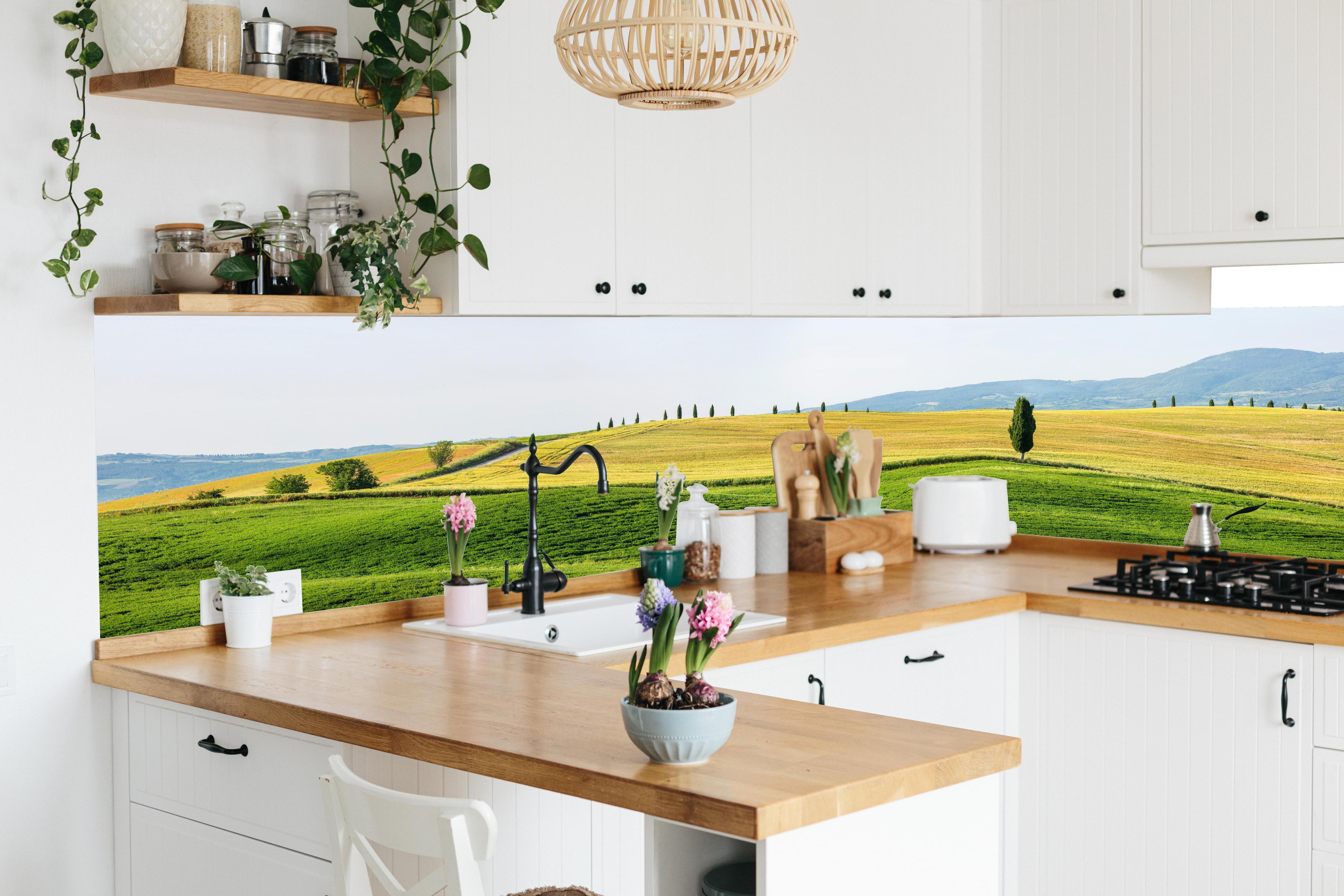 Küche - Toskana Hügel Panorama Grün-Gelb in lebendiger Küche mit bunten Blumen