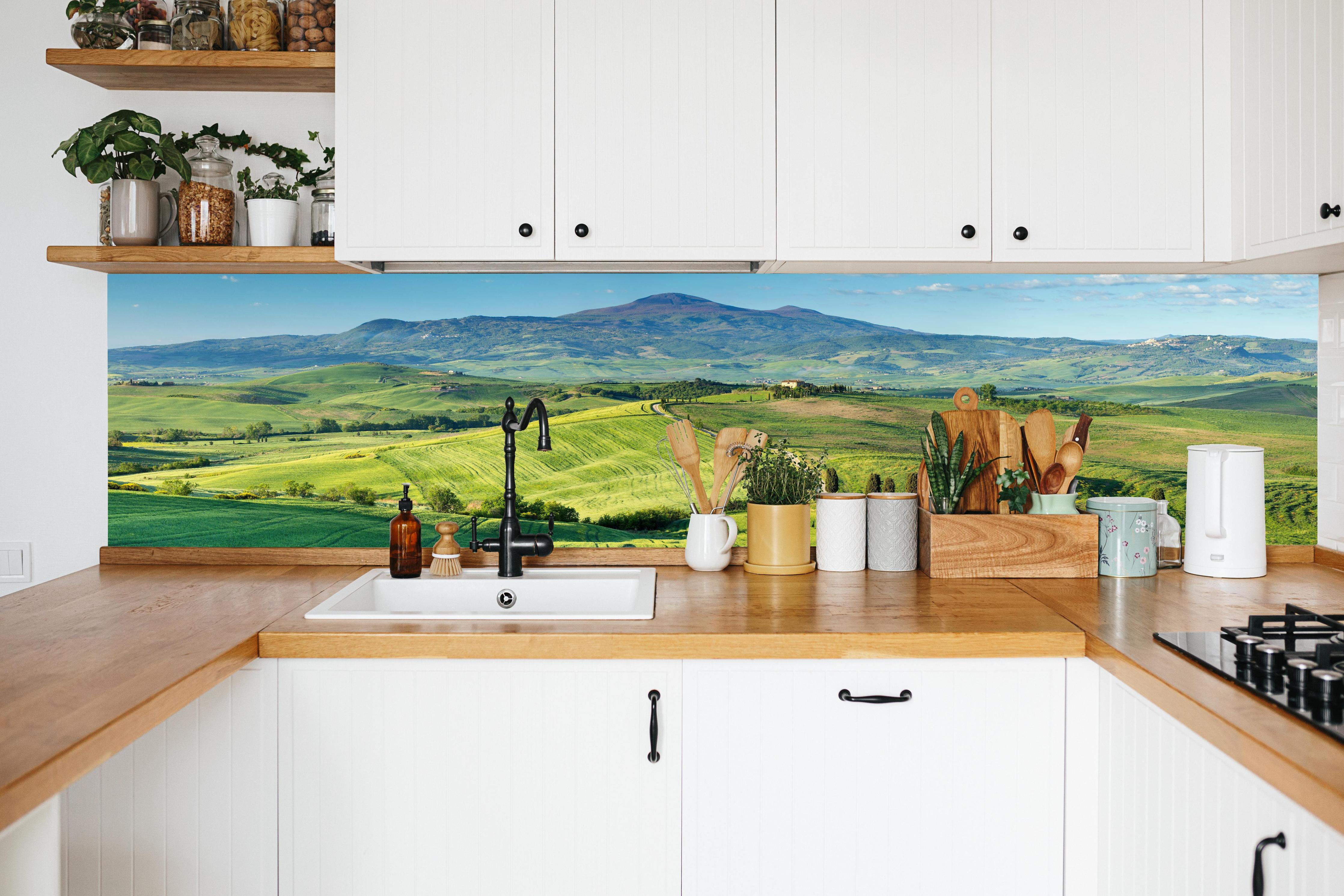 Küche - Toskana Hügel Panorama in weißer Küche hinter Gewürzen und Kochlöffeln aus Holz