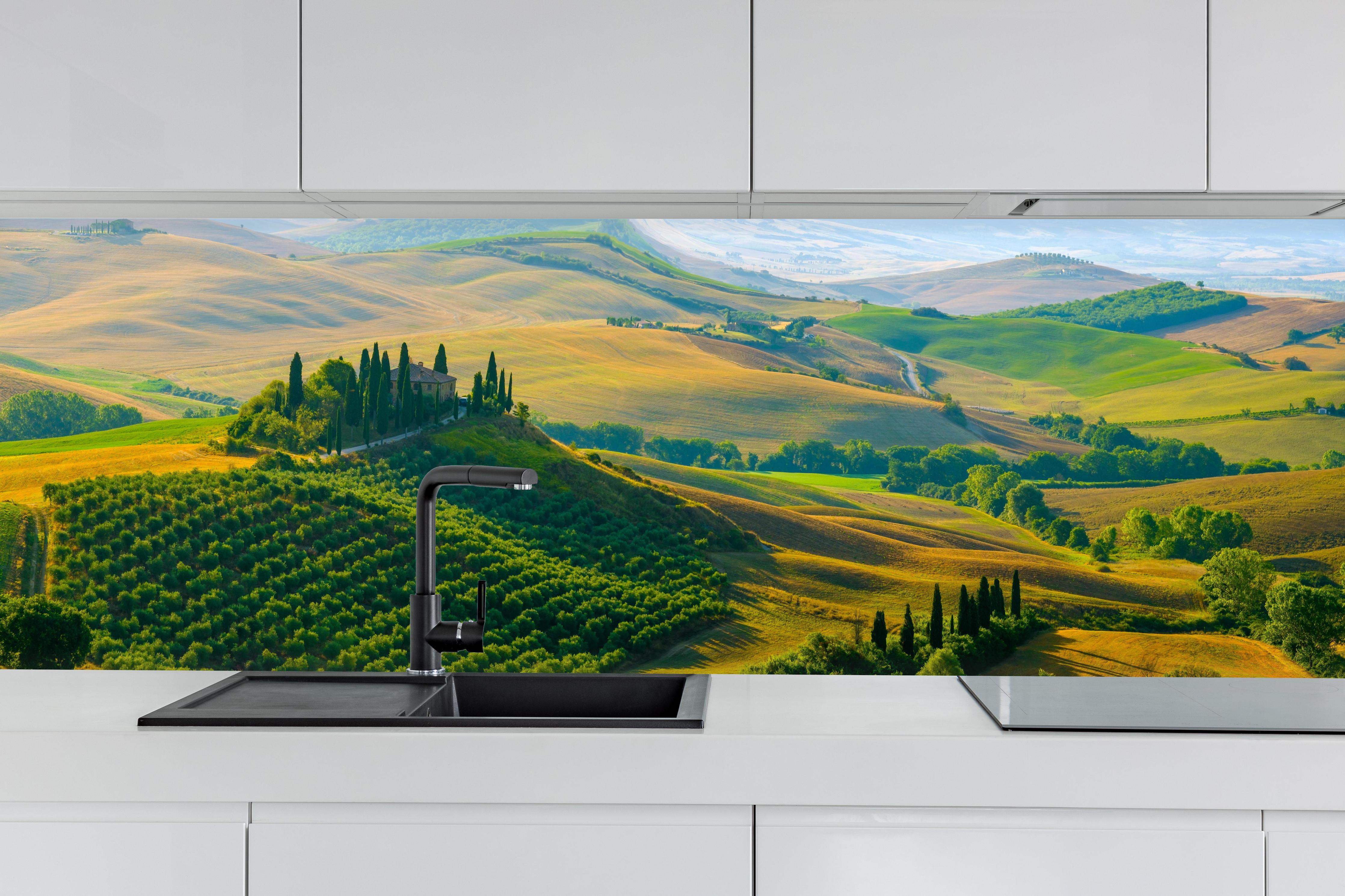 Küche - Toskana Hügel in Grün hinter weißen Hochglanz-Küchenregalen und schwarzem Wasserhahn