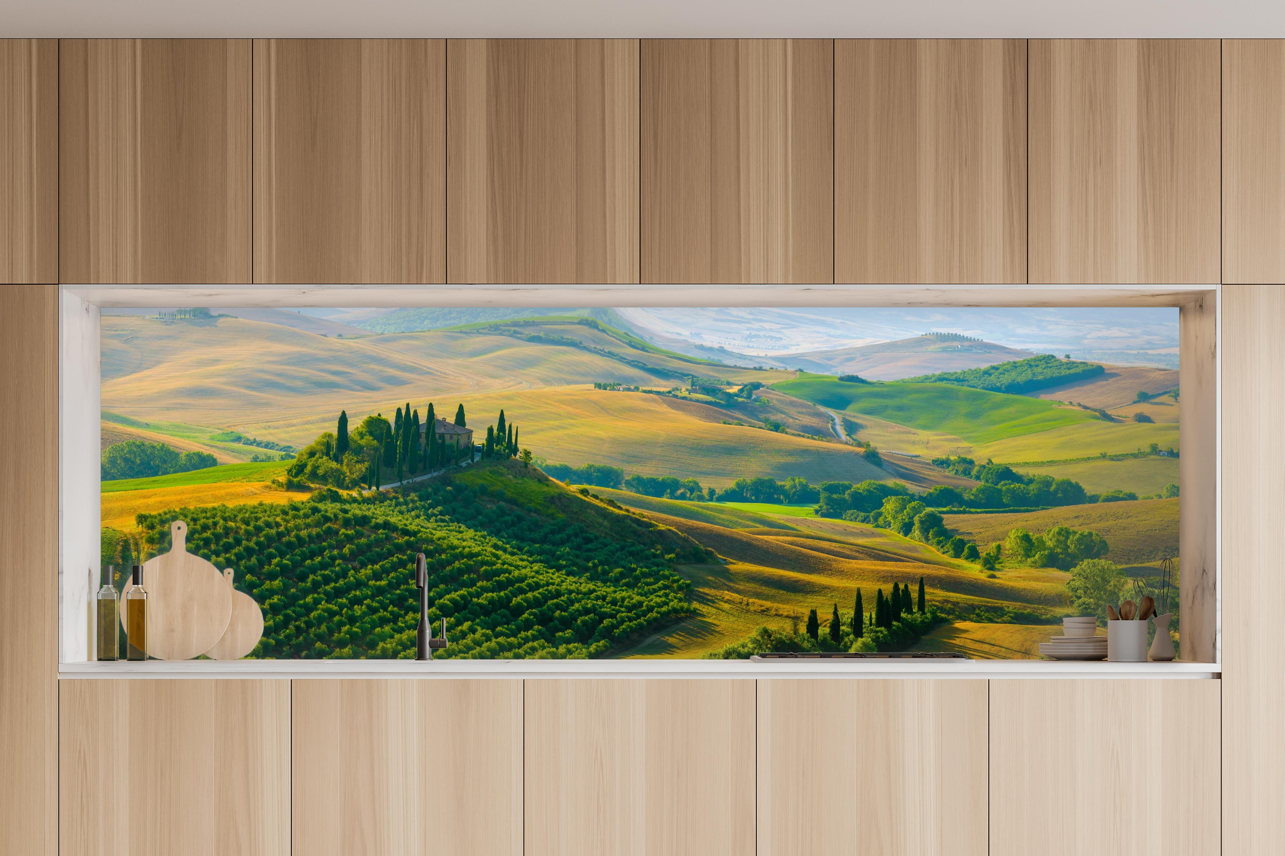 Küche - Toskana Hügel in Grün in charakteristischer Vollholz-Küche mit modernem Gasherd