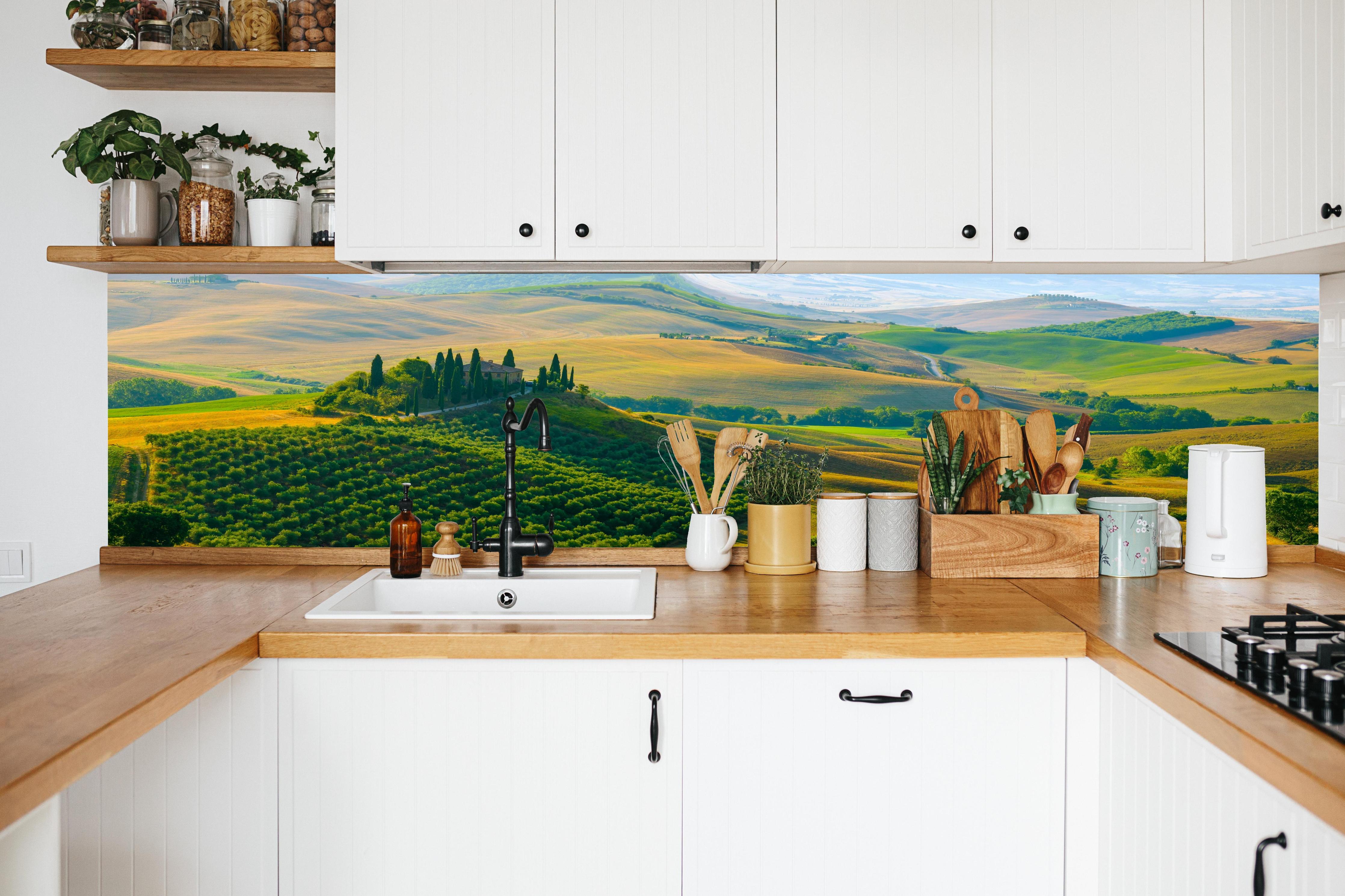 Küche - Toskana Hügel in Grün in weißer Küche hinter Gewürzen und Kochlöffeln aus Holz