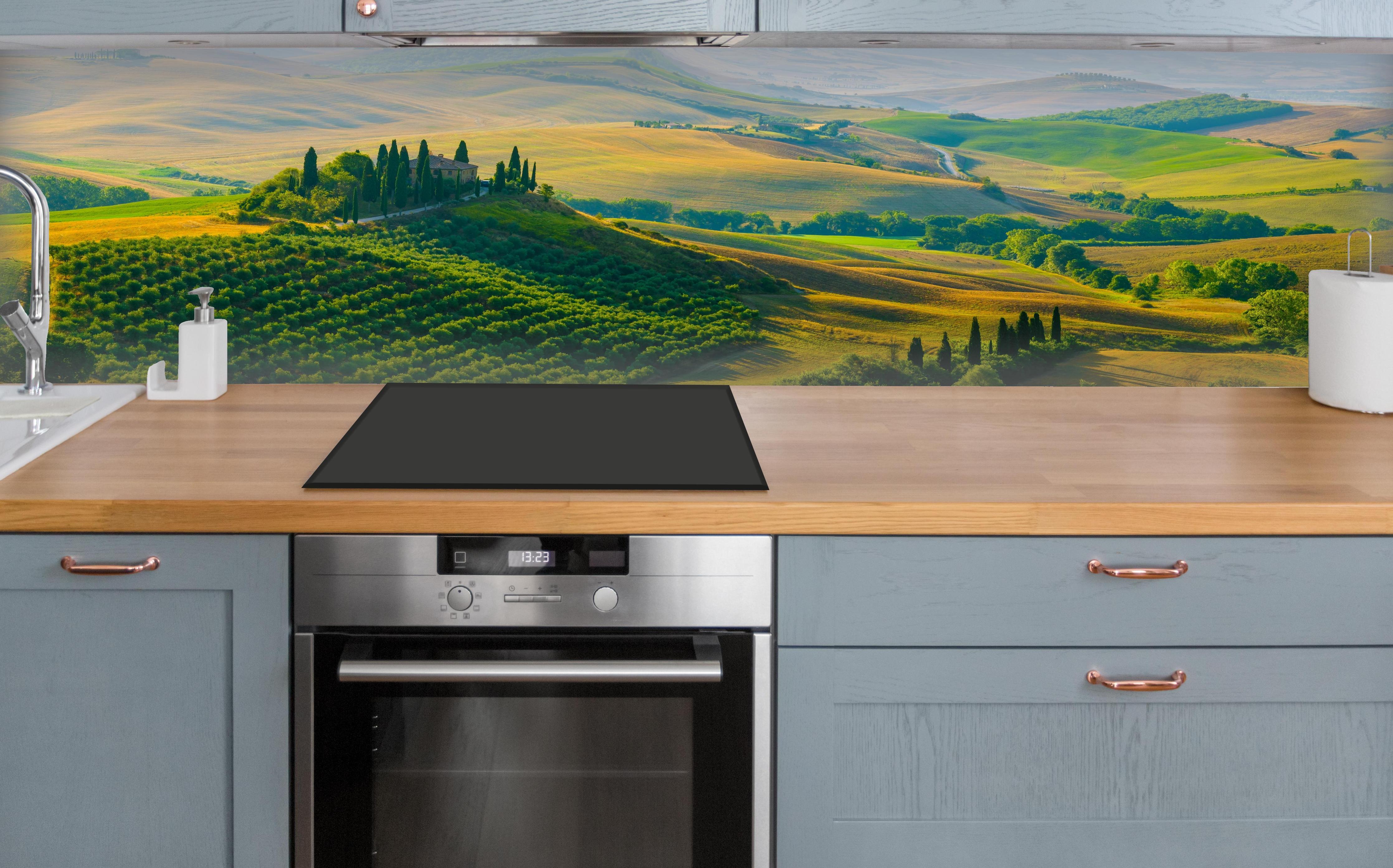 Küche - Toskana Hügel in Grün über polierter Holzarbeitsplatte mit Cerankochfeld