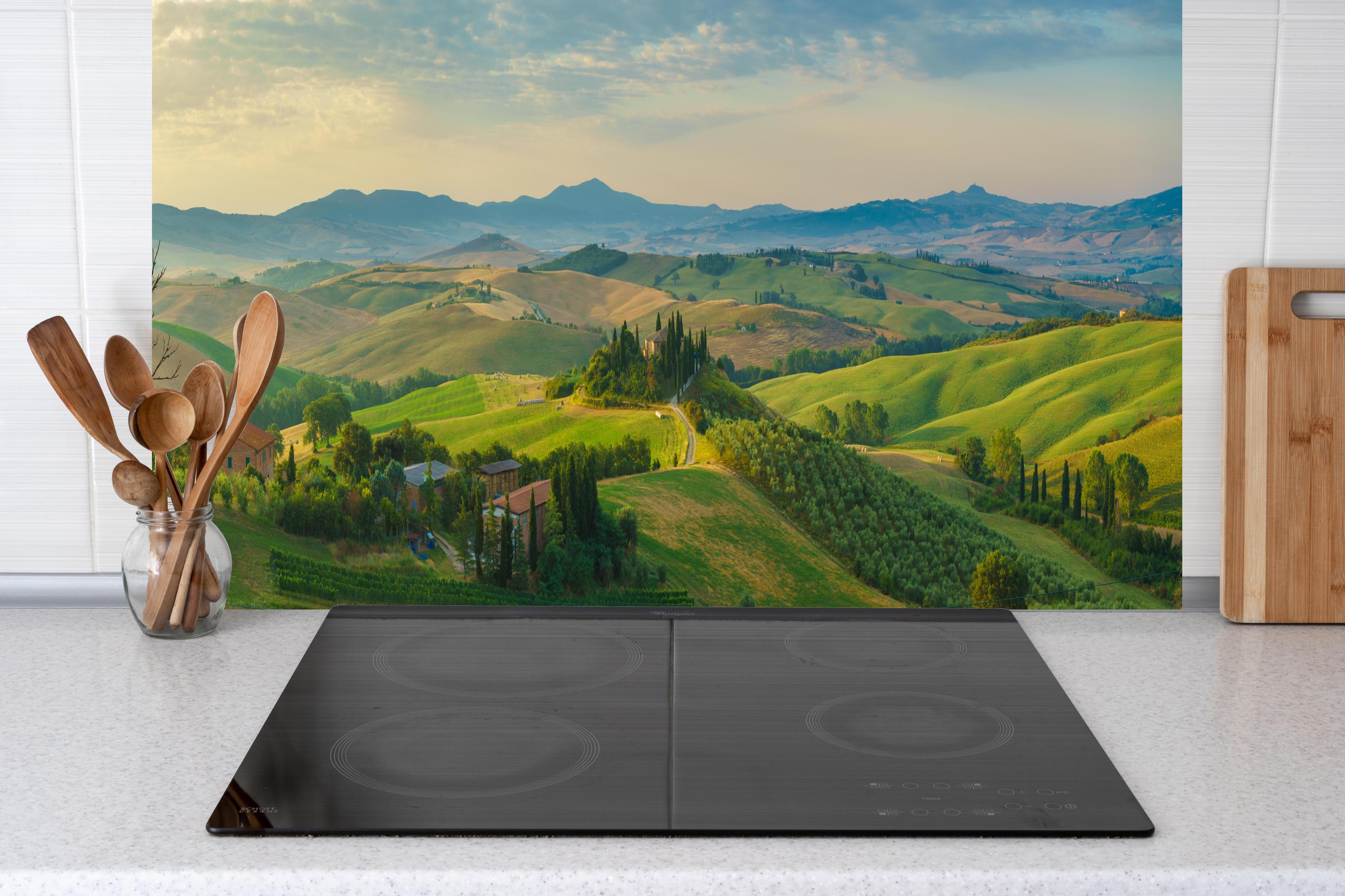 Küche - Toskana Hügellandschaft Grün-Gold hinter Cerankochfeld und Holz-Kochutensilien