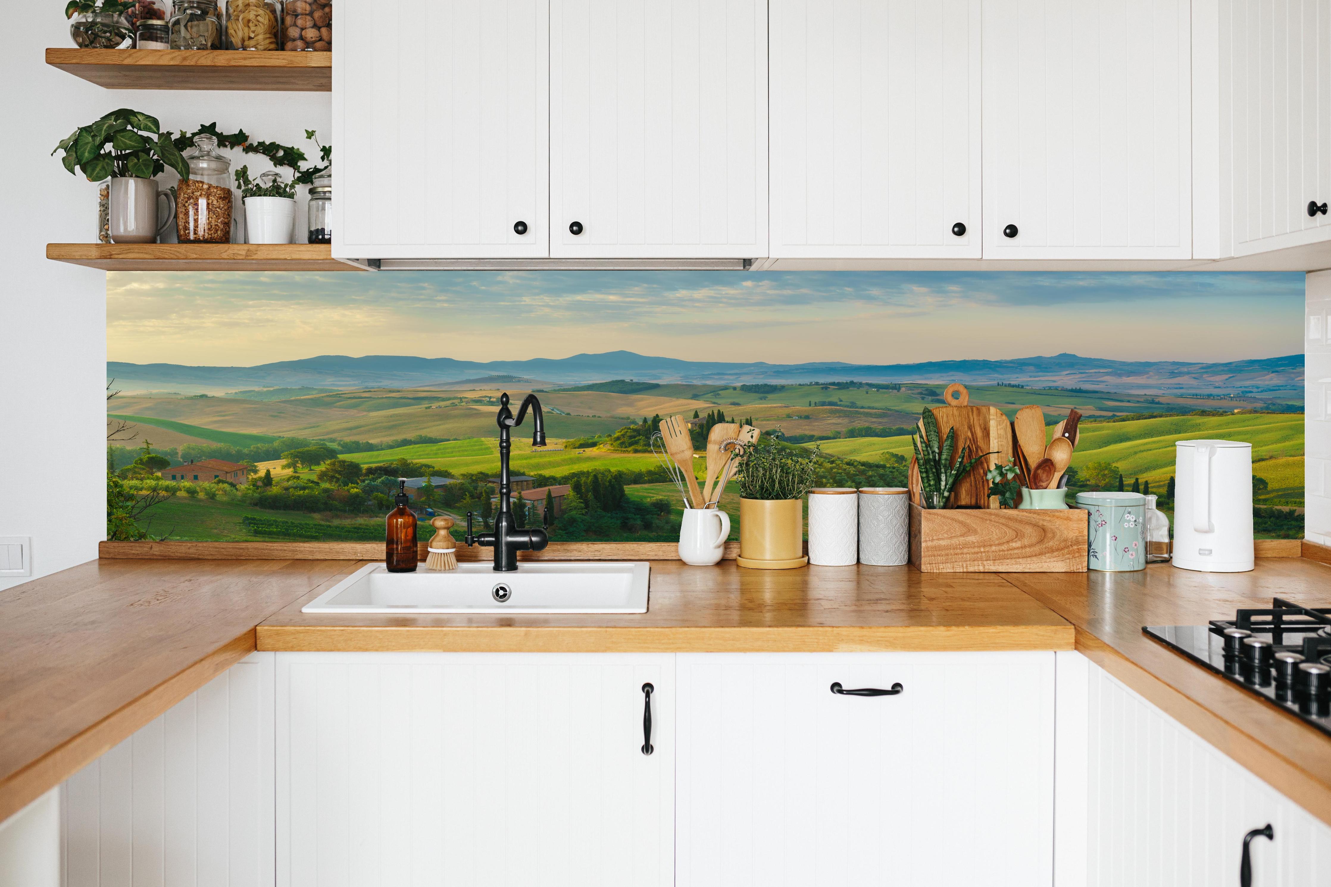 Küche - Toskana Hügellandschaft Grün-Gold in weißer Küche hinter Gewürzen und Kochlöffeln aus Holz