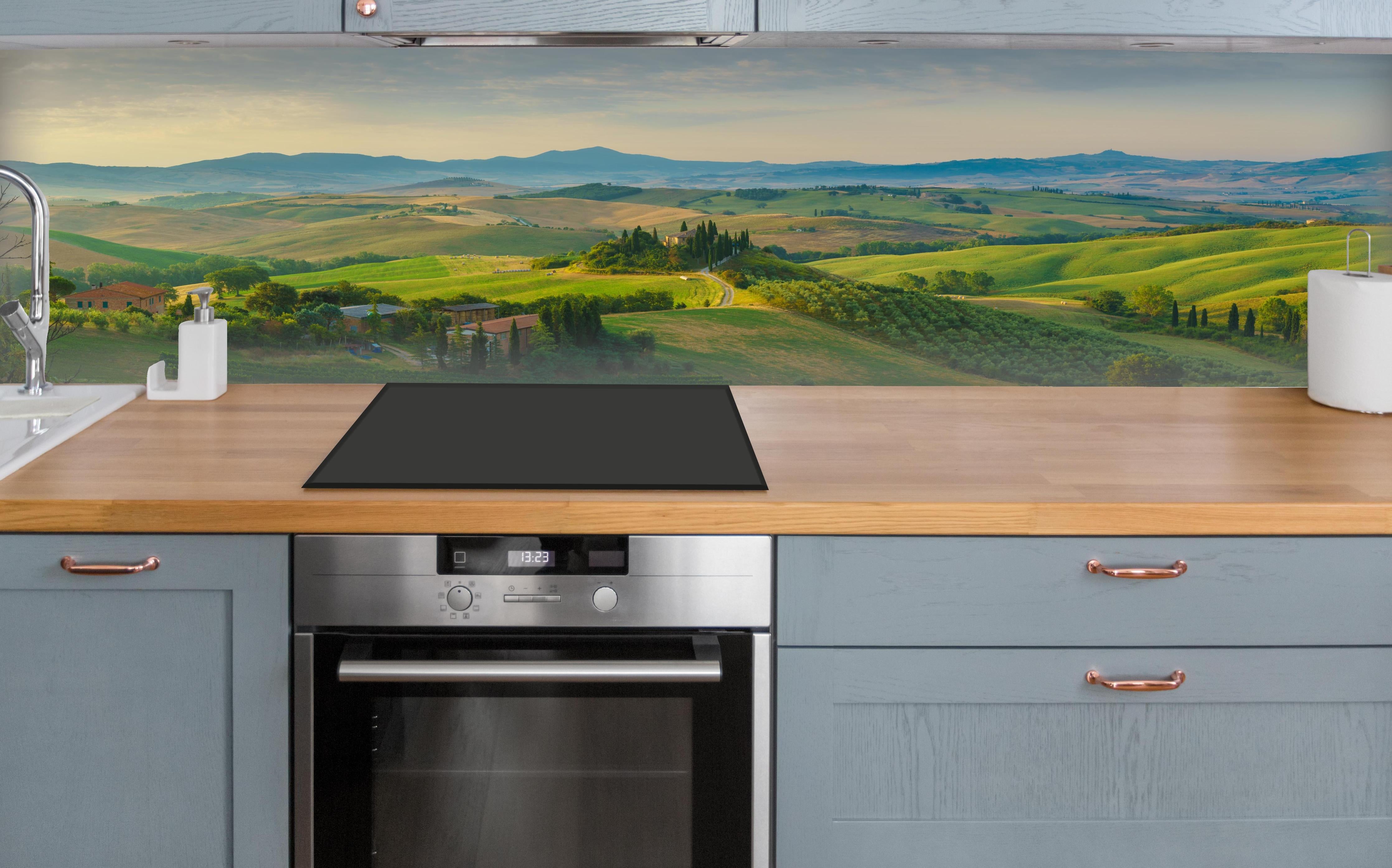 Küche - Toskana Hügellandschaft Grün-Gold über polierter Holzarbeitsplatte mit Cerankochfeld