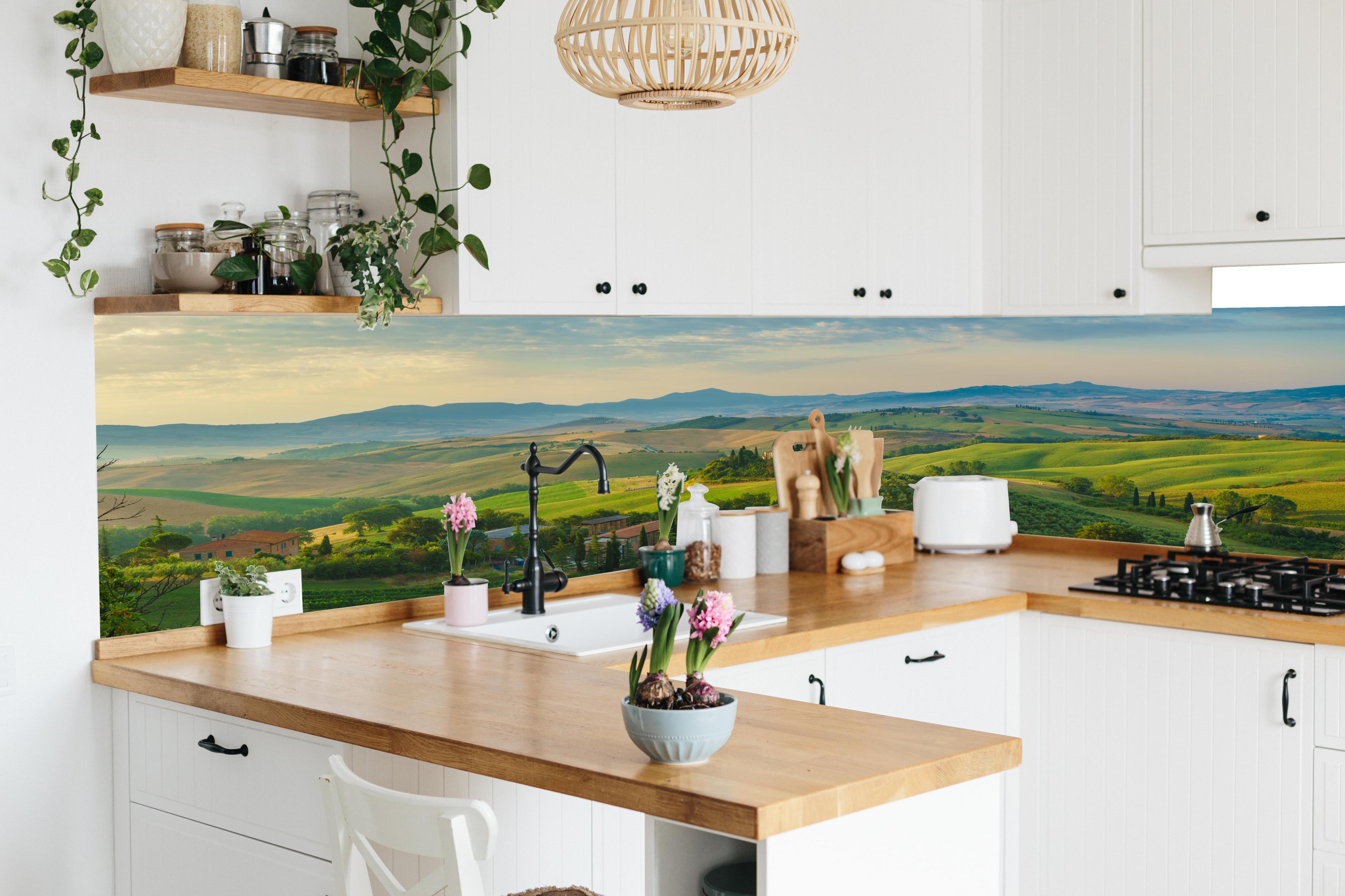 Küche - Toskana Hügellandschaft Grün-Gold in lebendiger Küche mit bunten Blumen