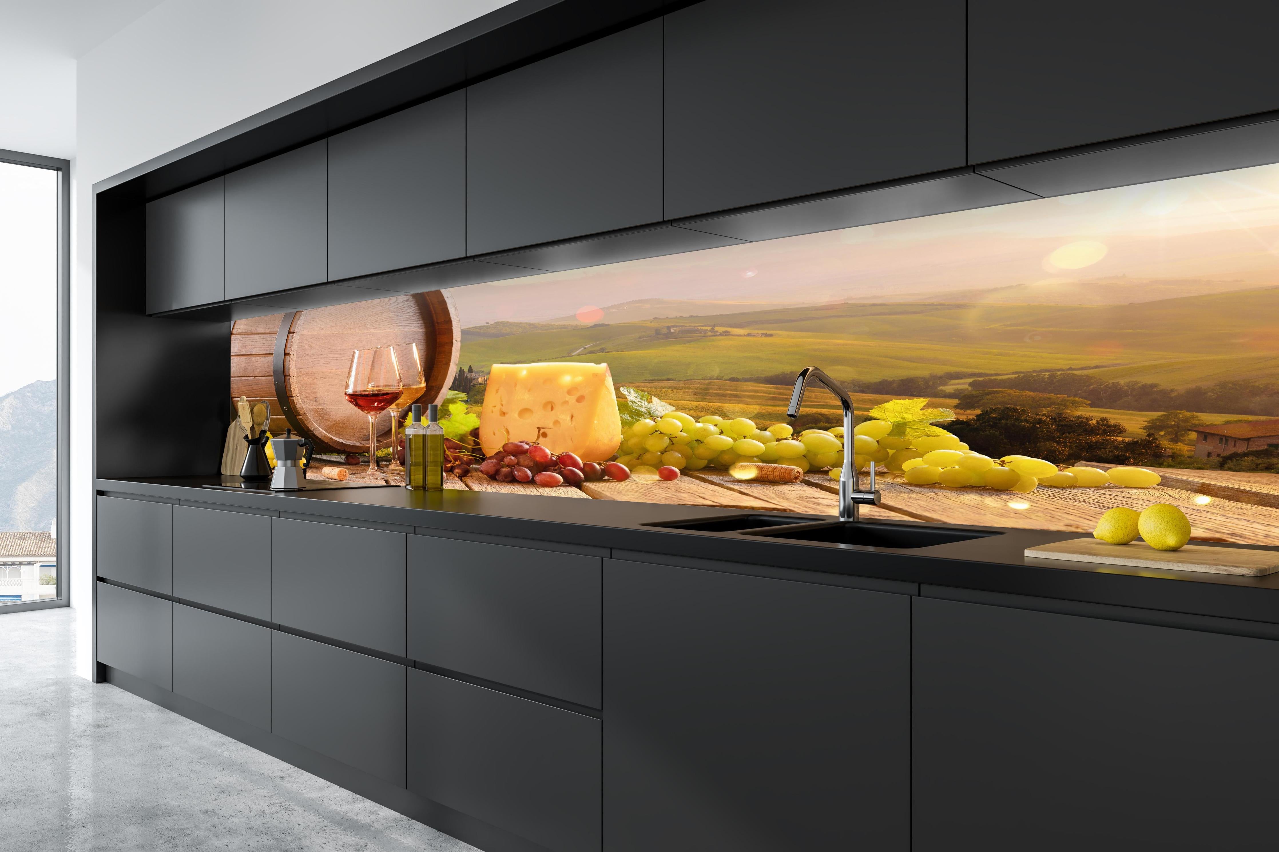 Küche - Toskana Wein & Käse Stillleben in tiefschwarzer matt-premium Einbauküche
