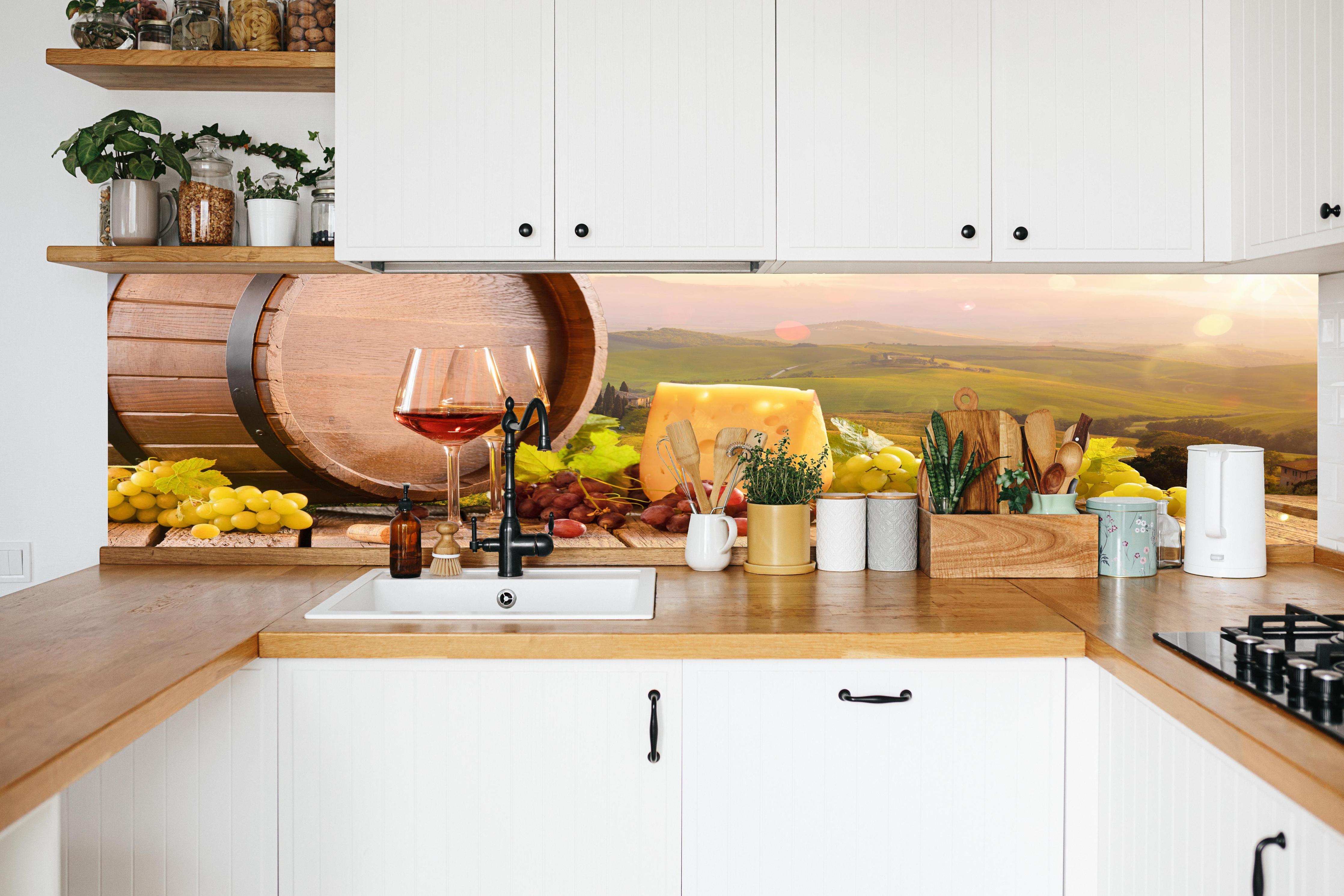 Küche - Toskana Wein & Käse Stillleben in weißer Küche hinter Gewürzen und Kochlöffeln aus Holz