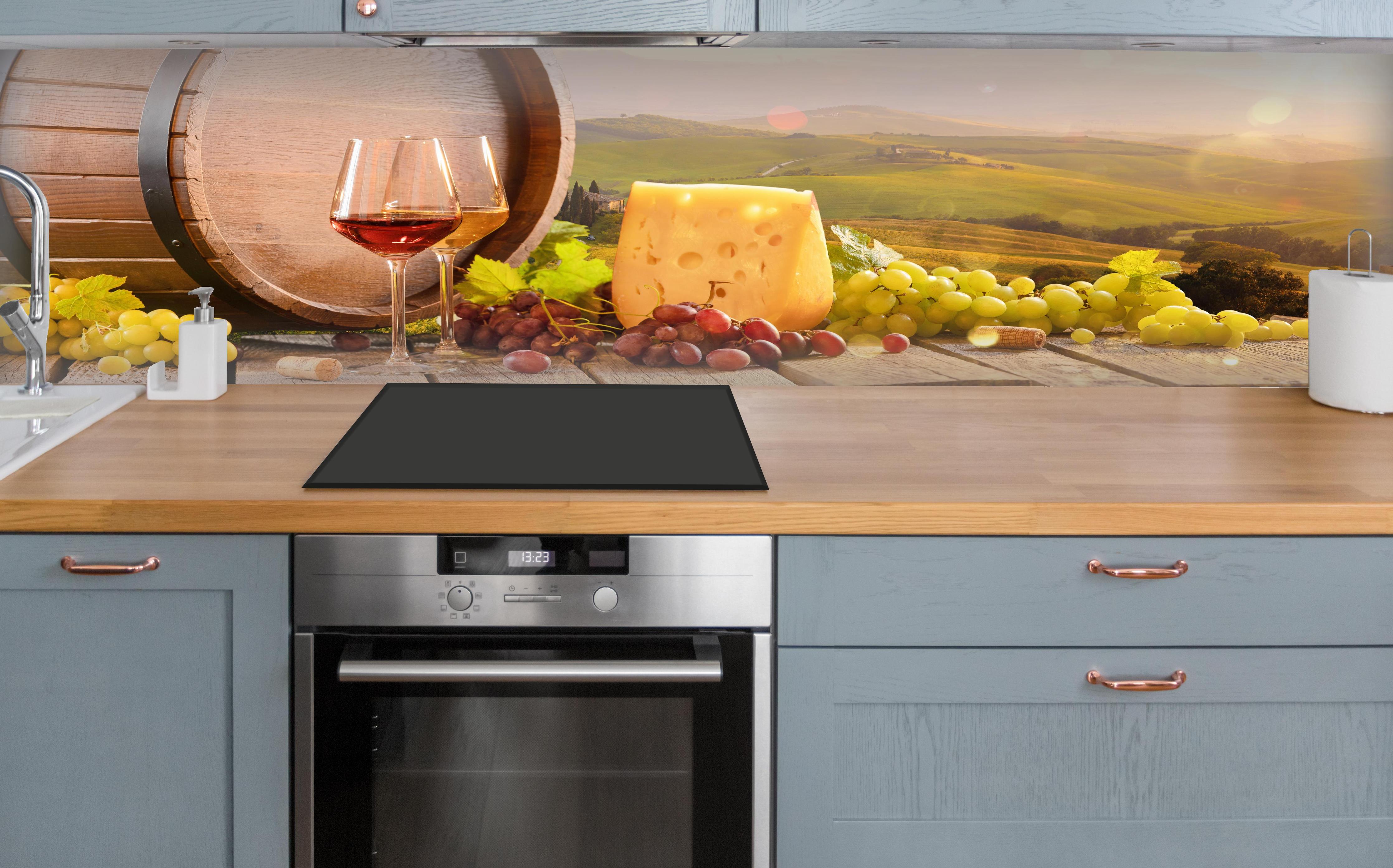 Küche - Toskana Wein & Käse Stillleben über polierter Holzarbeitsplatte mit Cerankochfeld