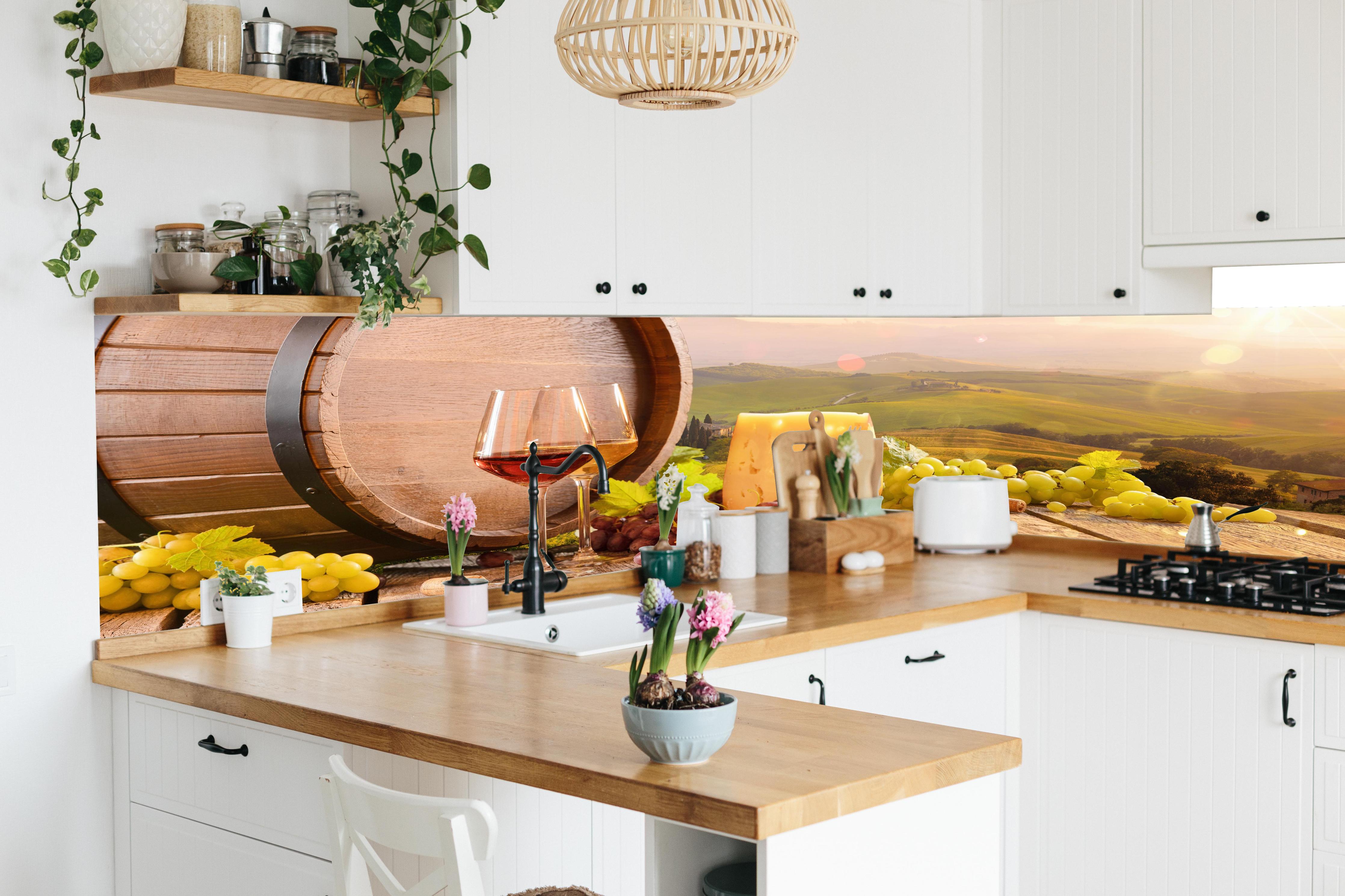 Küche - Toskana Wein & Käse Stillleben in lebendiger Küche mit bunten Blumen